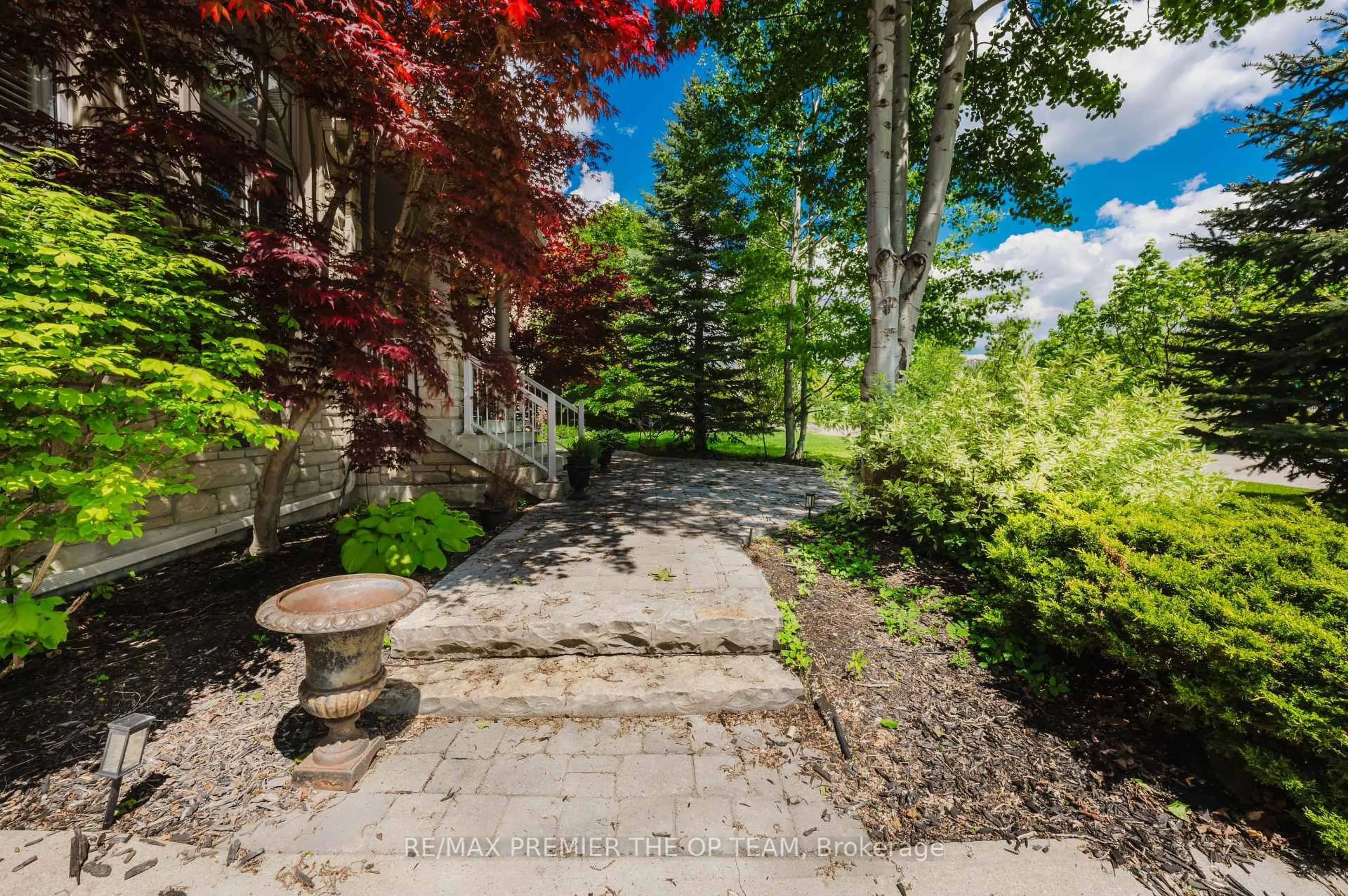 Patio, unknown for 56 Park Ridge Dr, Vaughan Ontario L0J 1C0