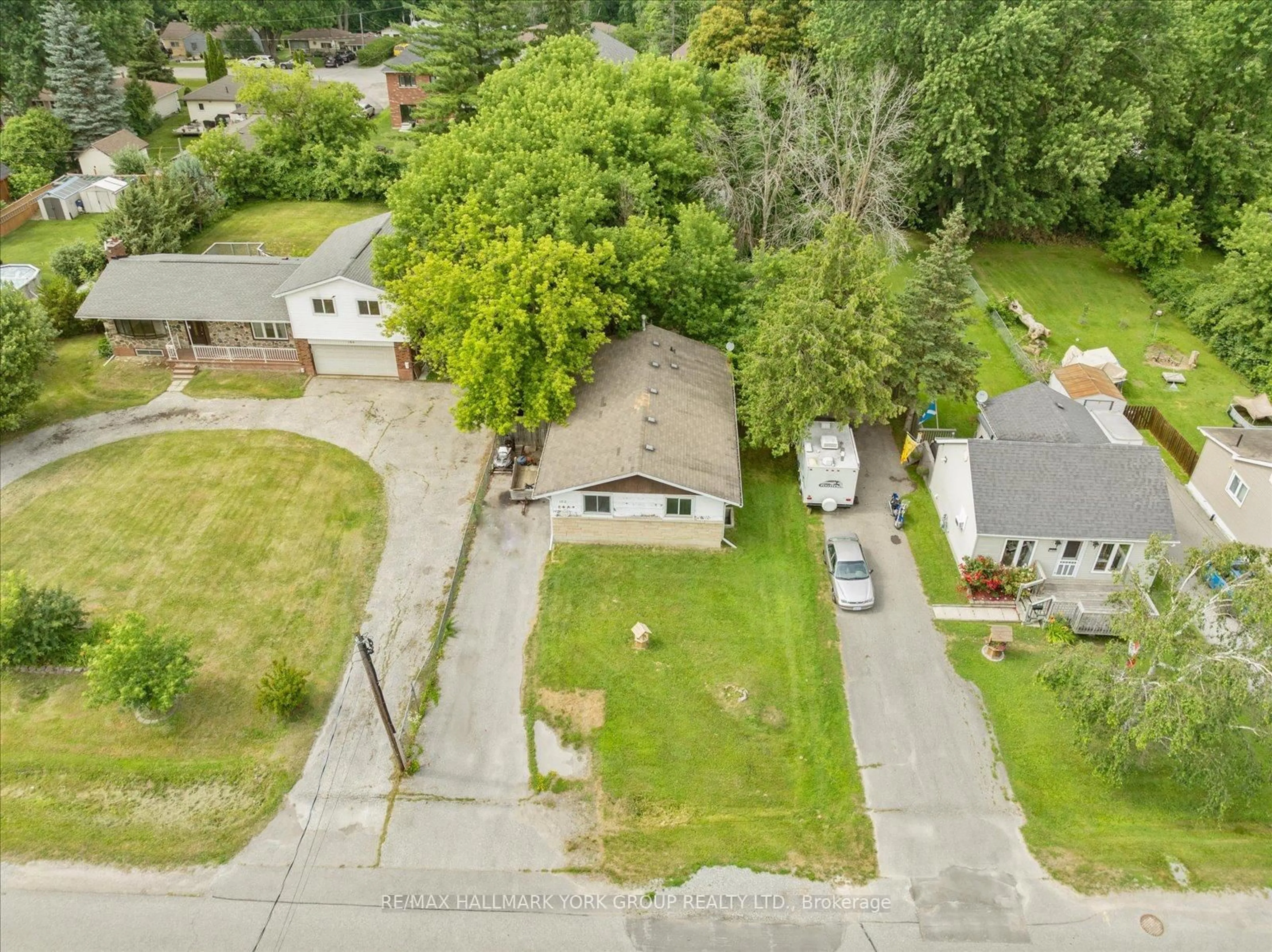 A pic from outside/outdoor area/front of a property/back of a property/a pic from drone, street for 162 Bayview Ave, Georgina Ontario L4P 2S9