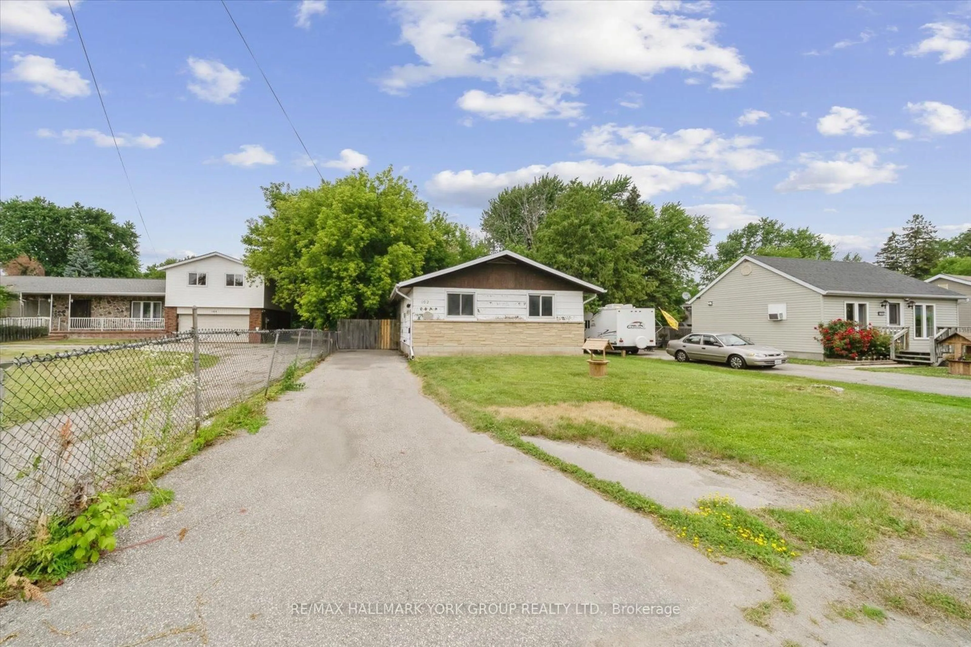 A pic from outside/outdoor area/front of a property/back of a property/a pic from drone, street for 162 Bayview Ave, Georgina Ontario L4P 2S9