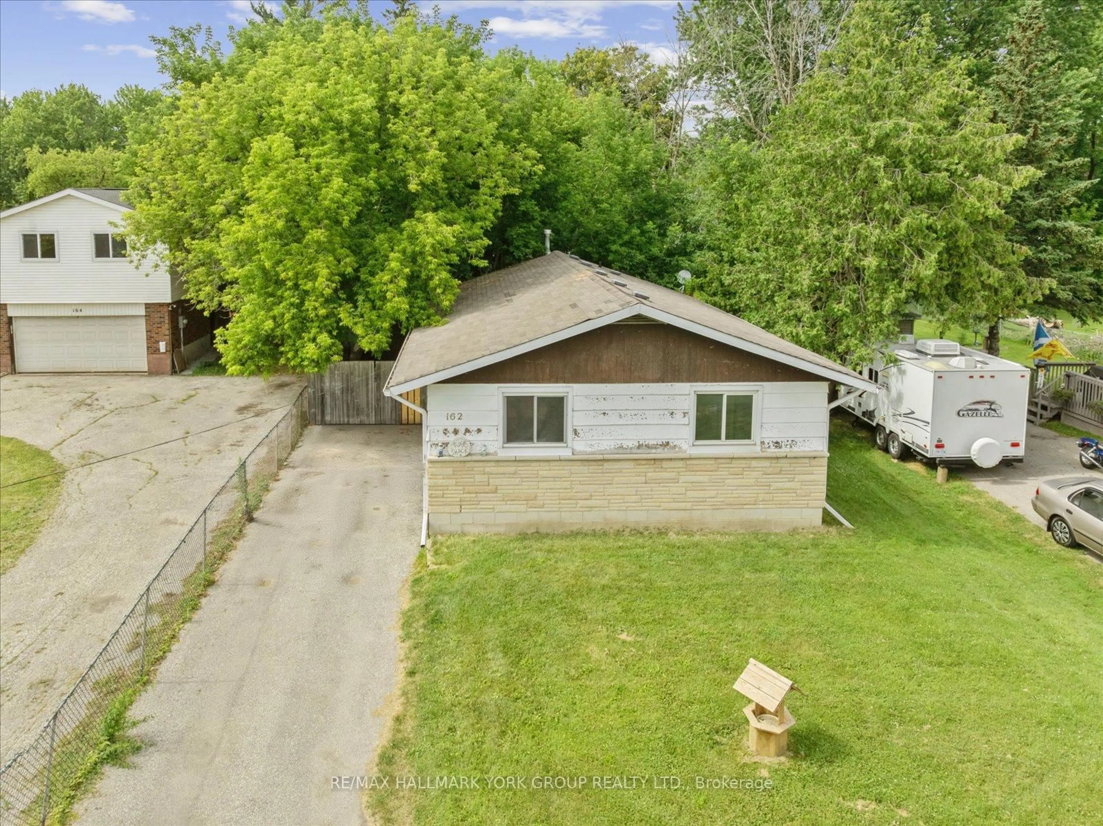 A pic from outside/outdoor area/front of a property/back of a property/a pic from drone, street for 162 Bayview Ave, Georgina Ontario L4P 2S9