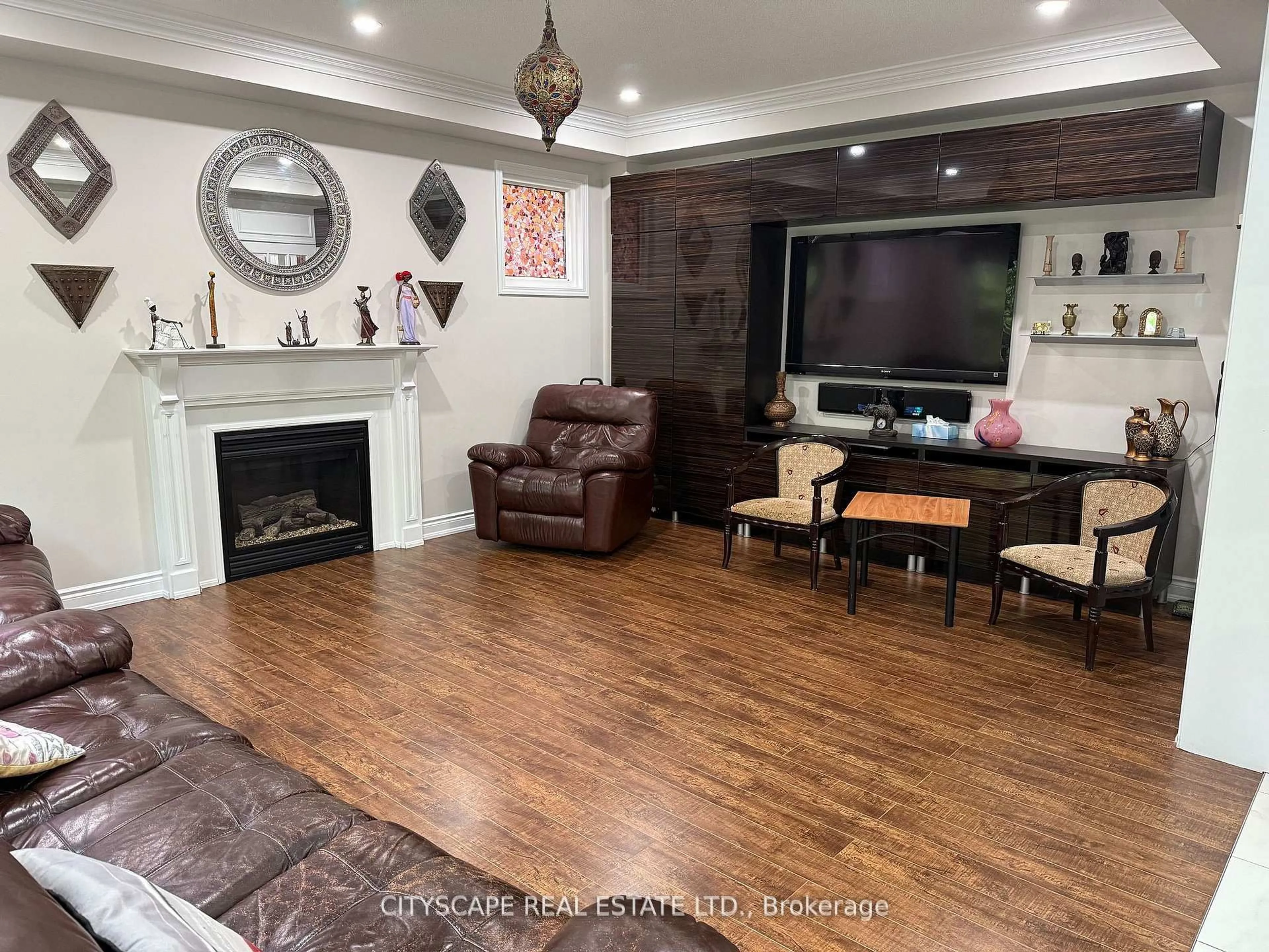 Living room with furniture, wood/laminate floor for 77 Bulmer Cres, Newmarket Ontario L3X 3K1