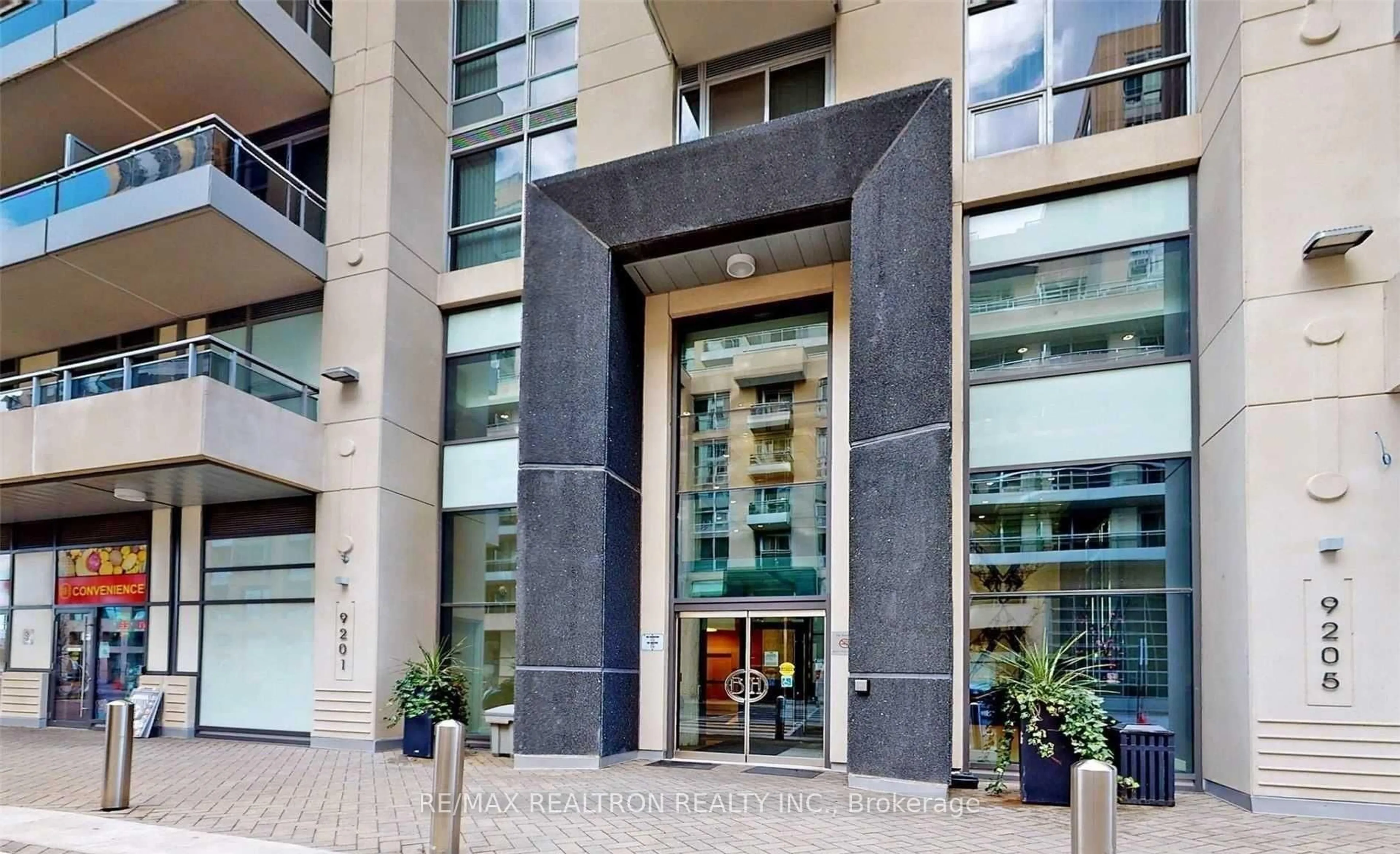 Indoor foyer for 9201 yonge St #2105, Richmond Hill Ontario L4C 1H9