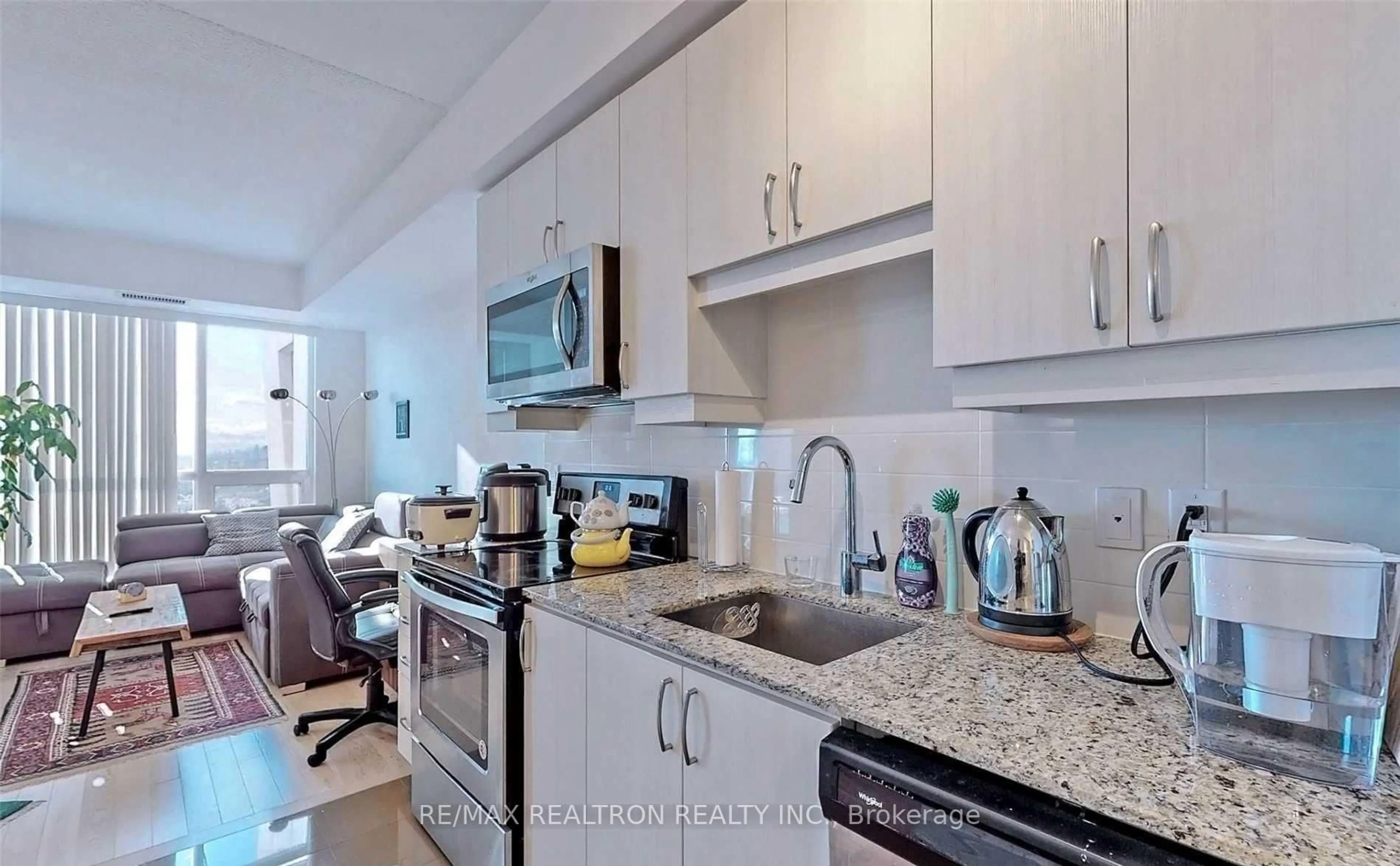 Standard kitchen, ceramic/tile floor for 9201 yonge St #2105, Richmond Hill Ontario L4C 1H9