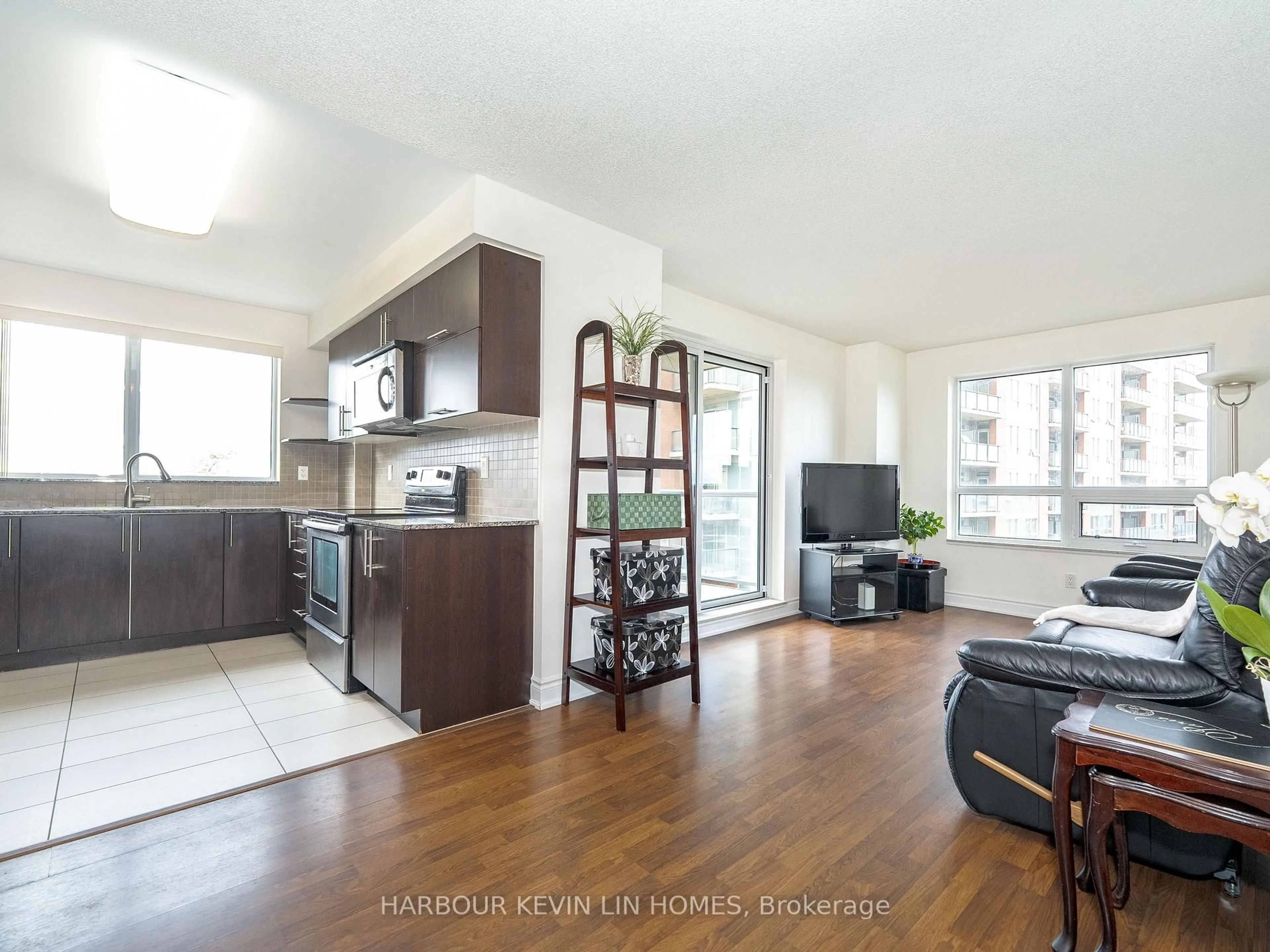 Open concept kitchen, wood/laminate floor for 60 South Town Centre Blvd #917, Markham Ontario L6G 0C5