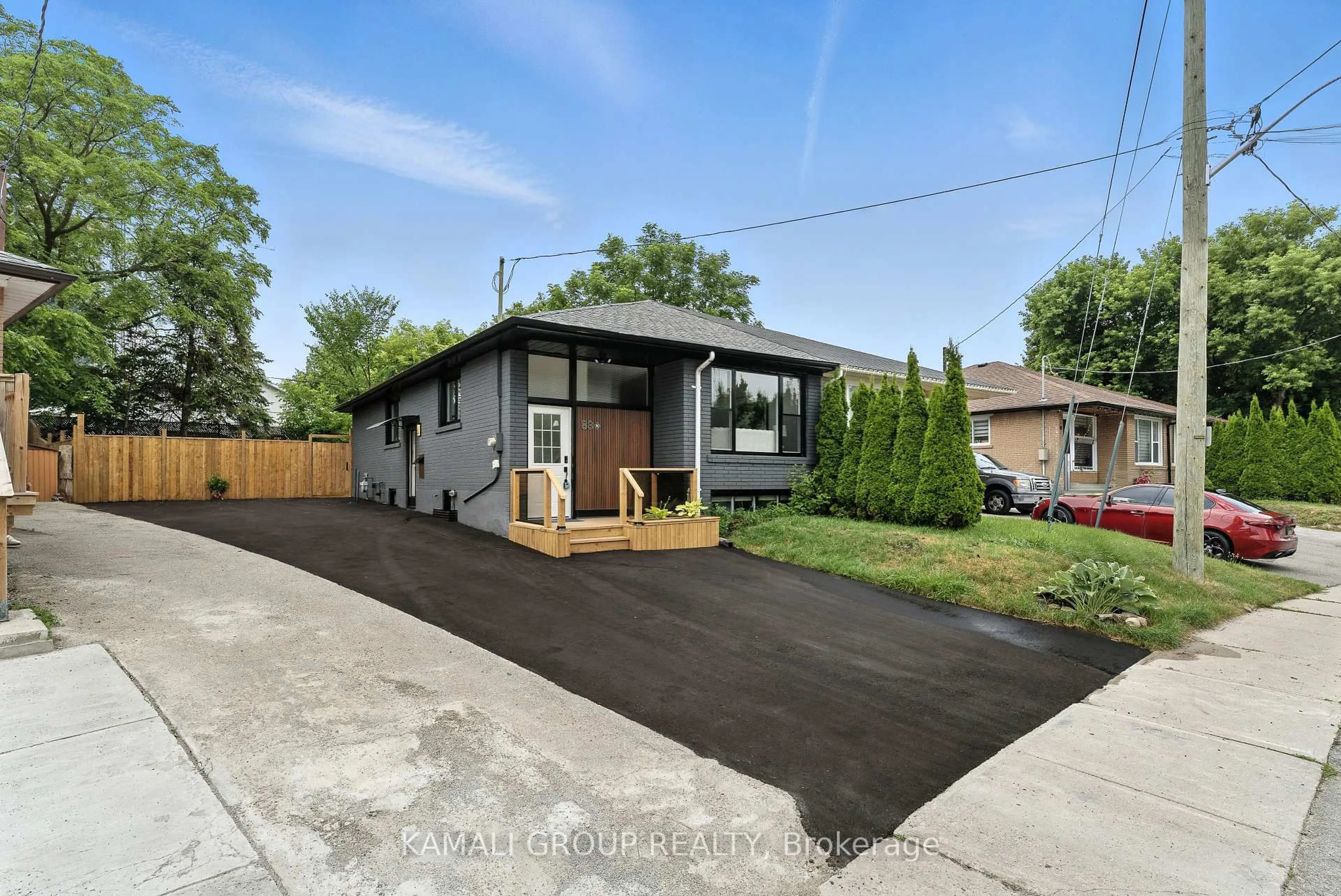Home with vinyl exterior material, street for 83 Walter Ave, Newmarket Ontario L3Y 2T5