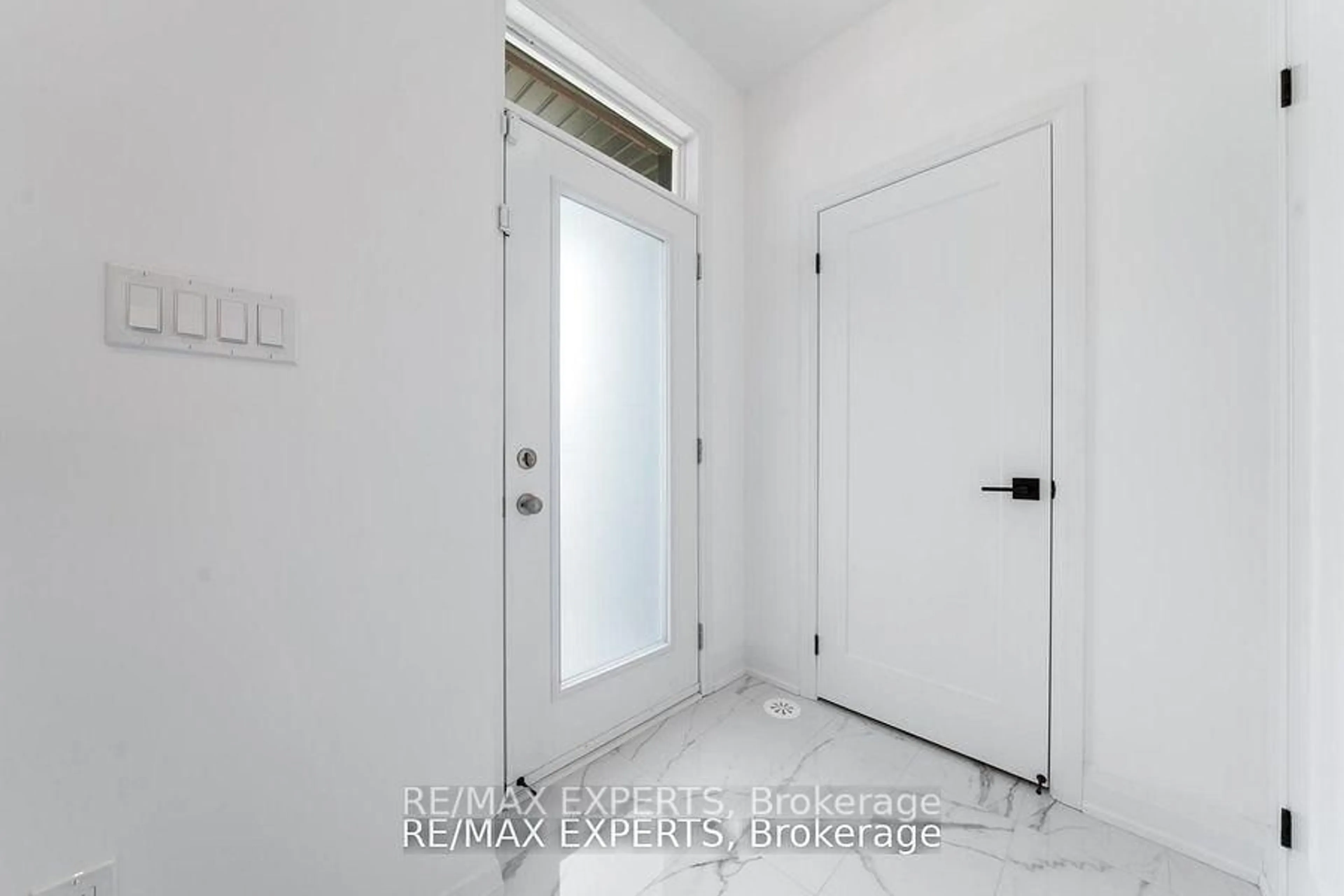 Indoor entryway for 13 Shatner Turnabout Cres, Vaughan Ontario L4L 0M4