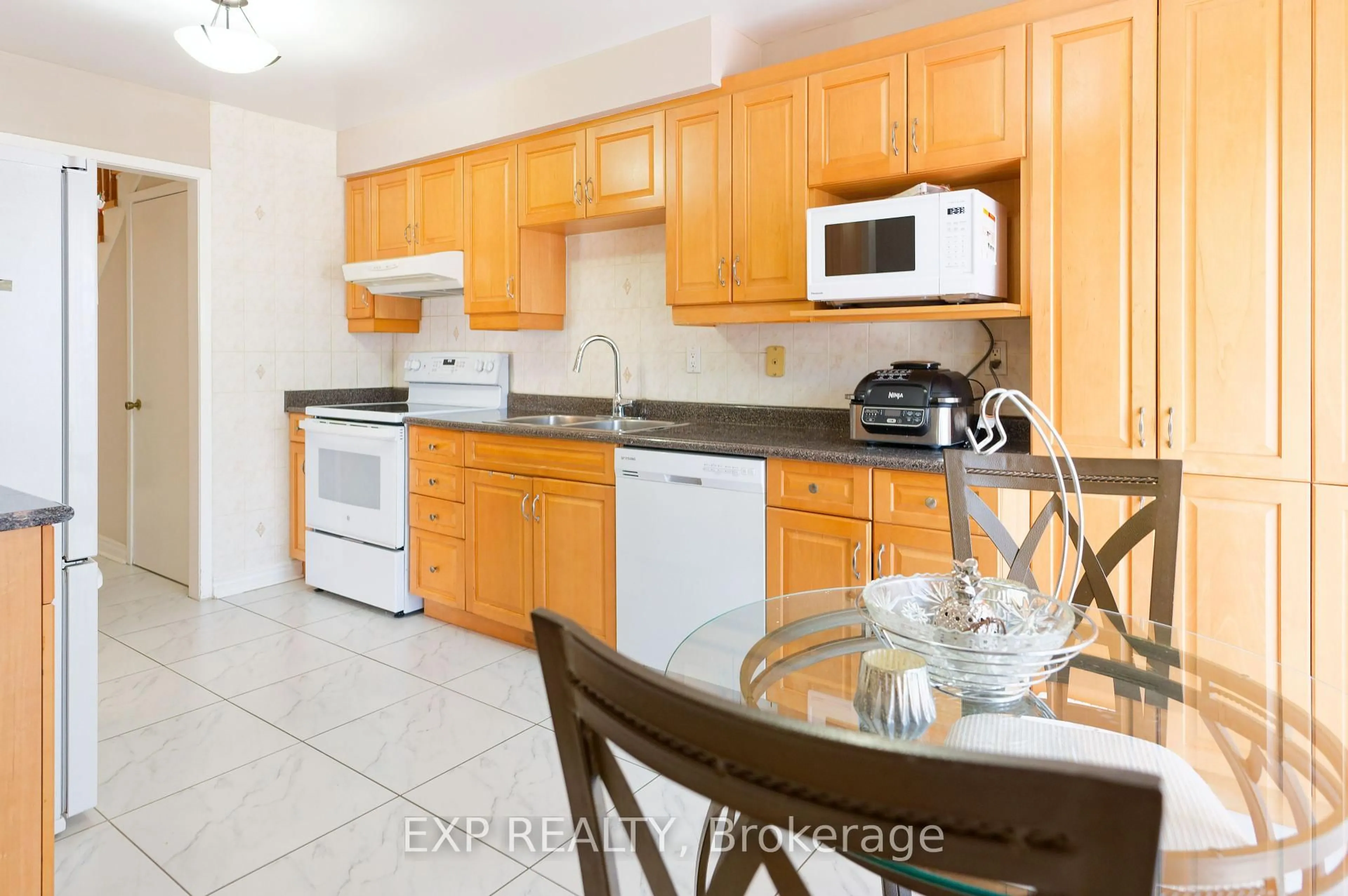 Standard kitchen, ceramic/tile floor for 24 Jaffray Rd, Markham Ontario L3S 1G7