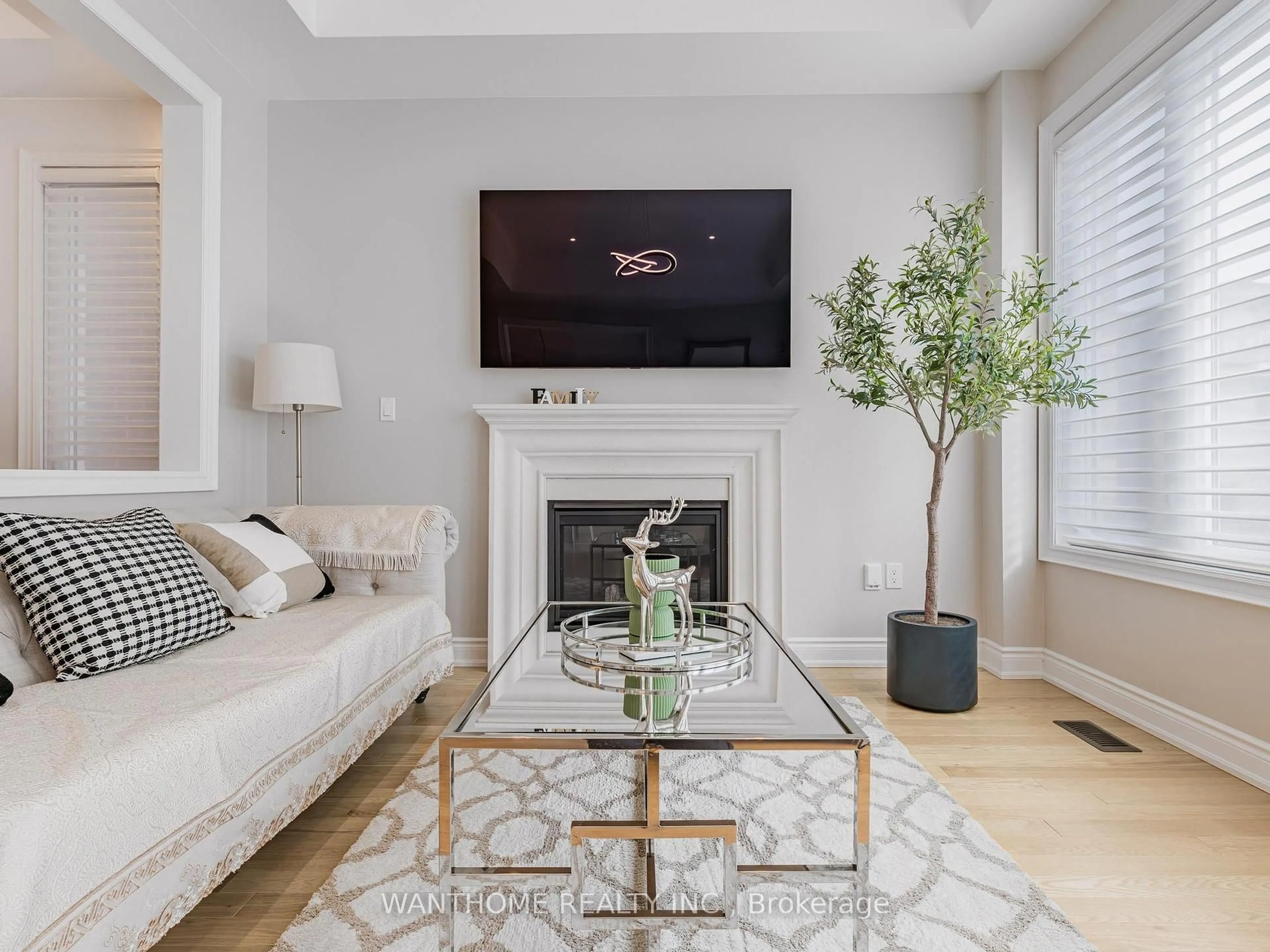 Living room with furniture, unknown for 45 Giardina Cres, Richmond Hill Ontario L4B 0G1