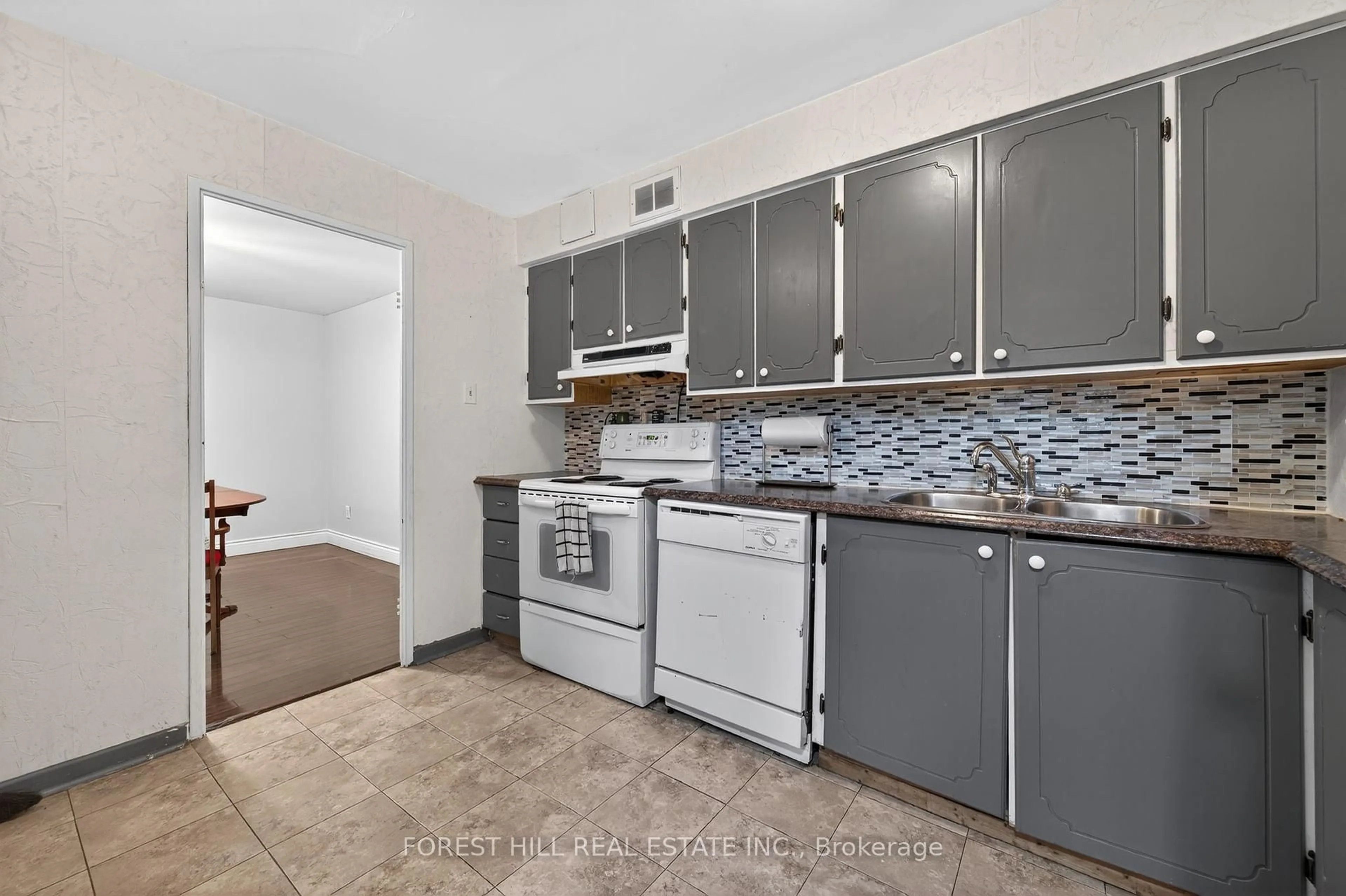 Standard kitchen, ceramic/tile floor for 1 Royal Orchard Blvd #102, Markham Ontario L3T 3C2
