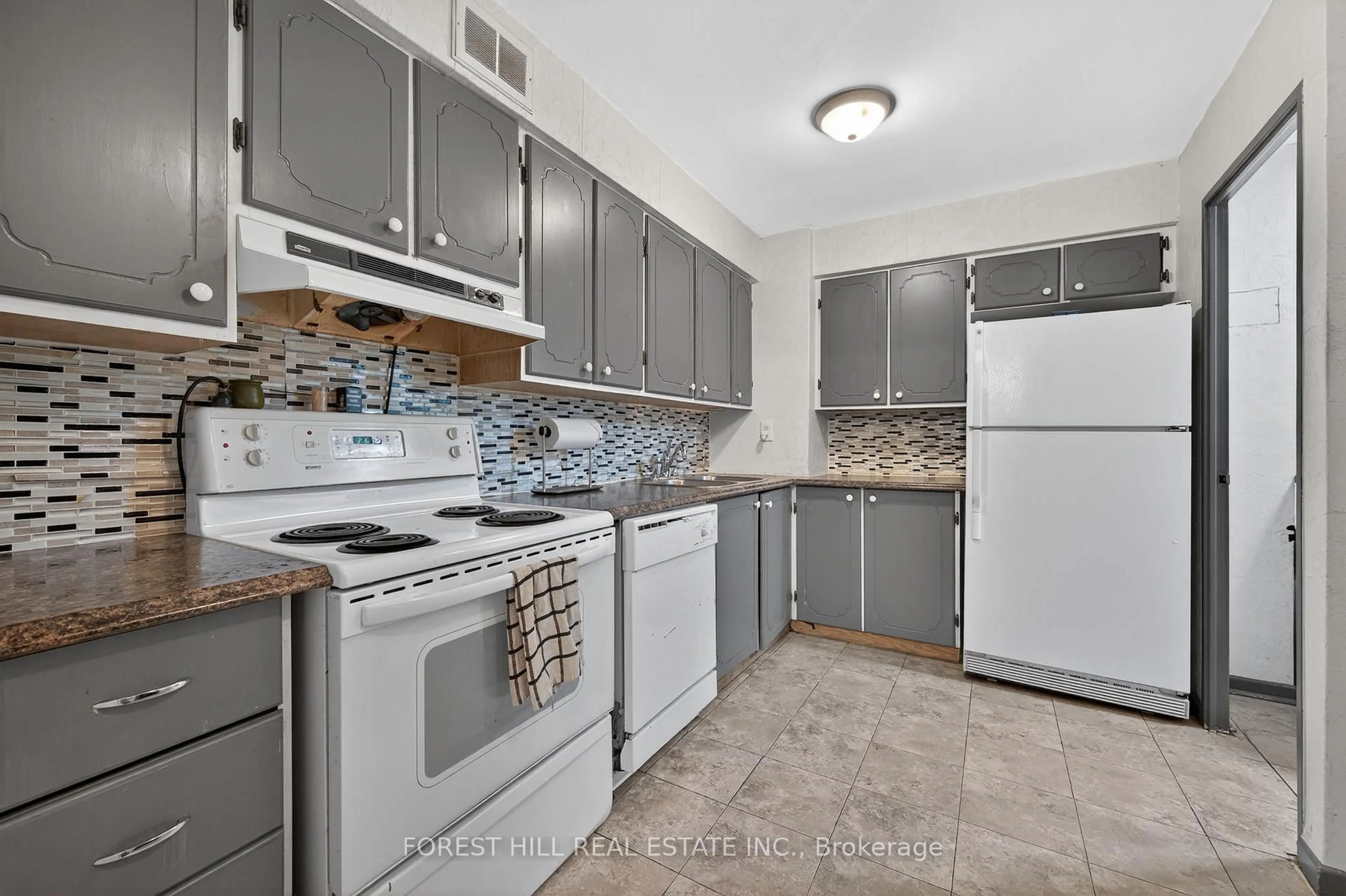Standard kitchen, unknown for 1 Royal Orchard Blvd #102, Markham Ontario L3T 3C2