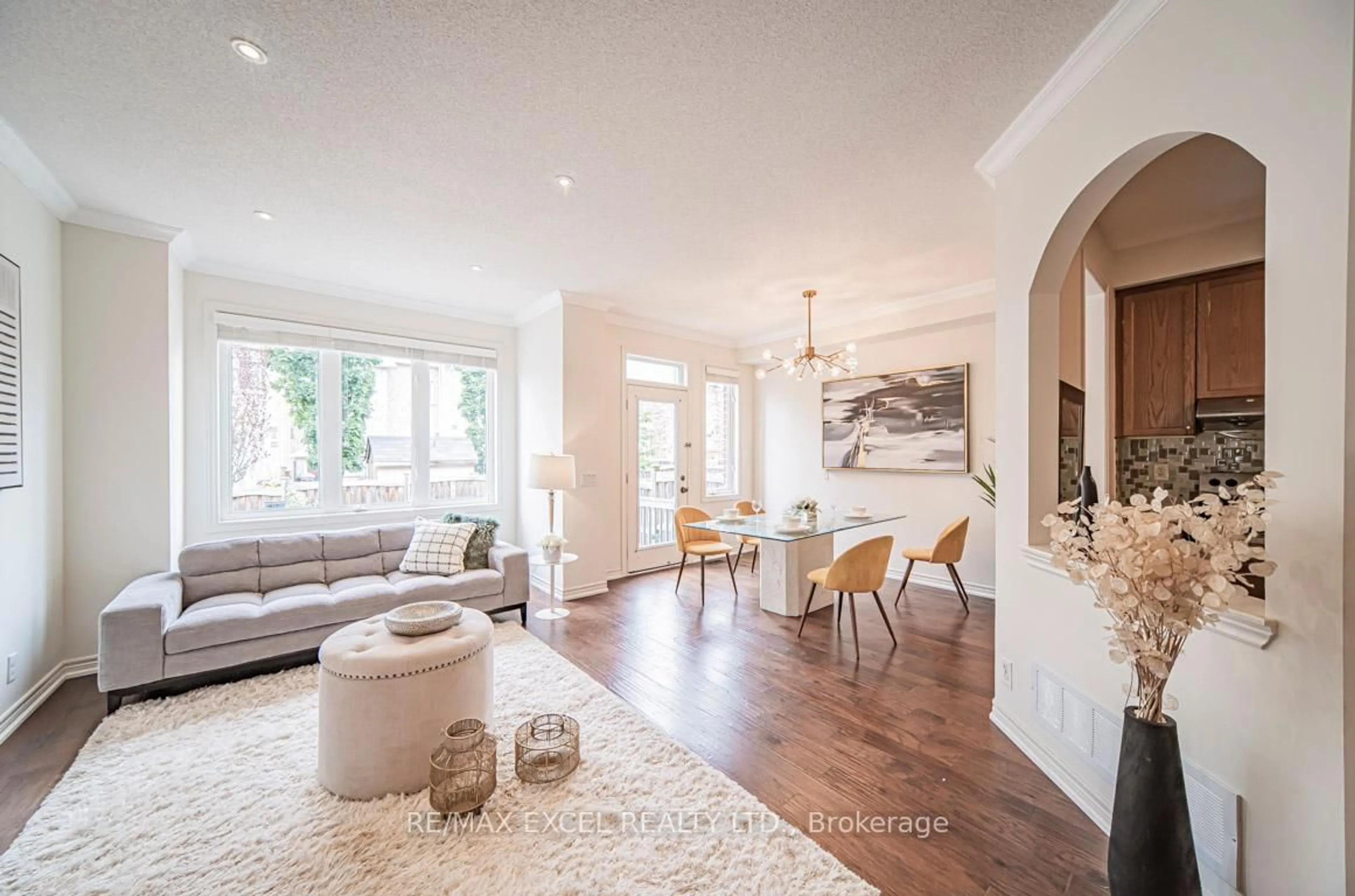 Living room with furniture, unknown for 104 Harvest Hills Blvd, East Gwillimbury Ontario L9N 0B3