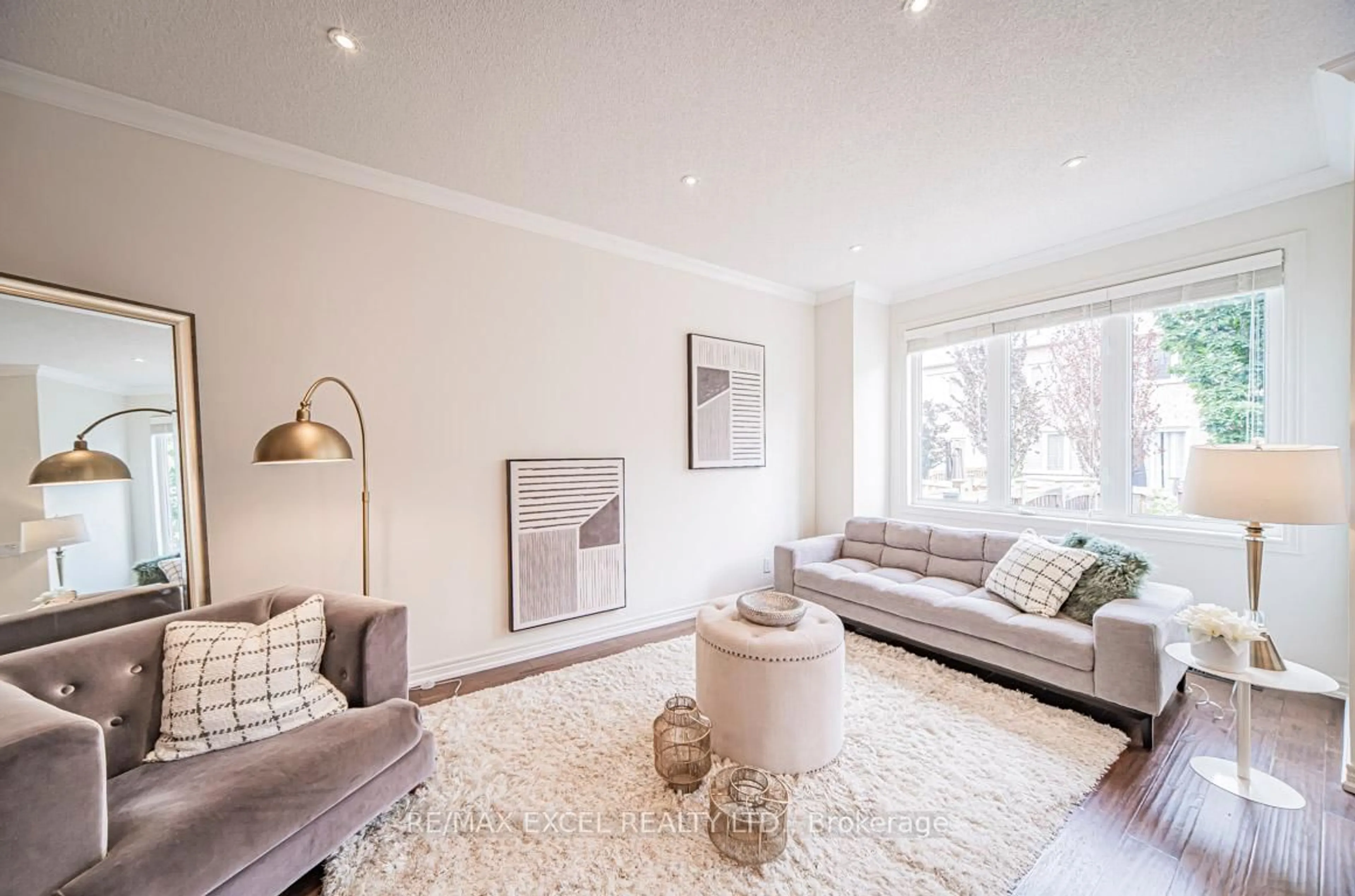 Living room with furniture, unknown for 104 Harvest Hills Blvd, East Gwillimbury Ontario L9N 0B3