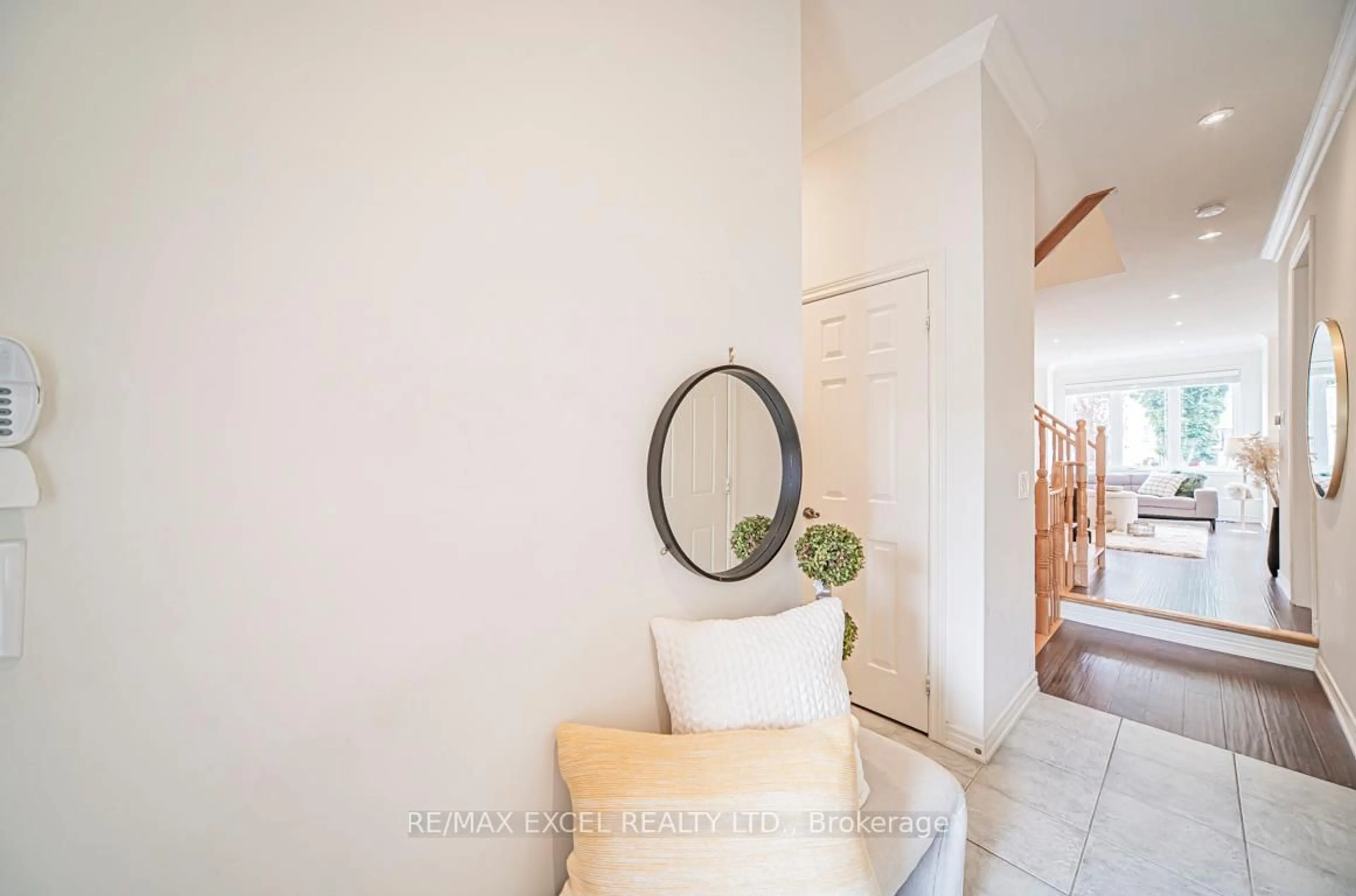 Indoor entryway for 104 Harvest Hills Blvd, East Gwillimbury Ontario L9N 0B3