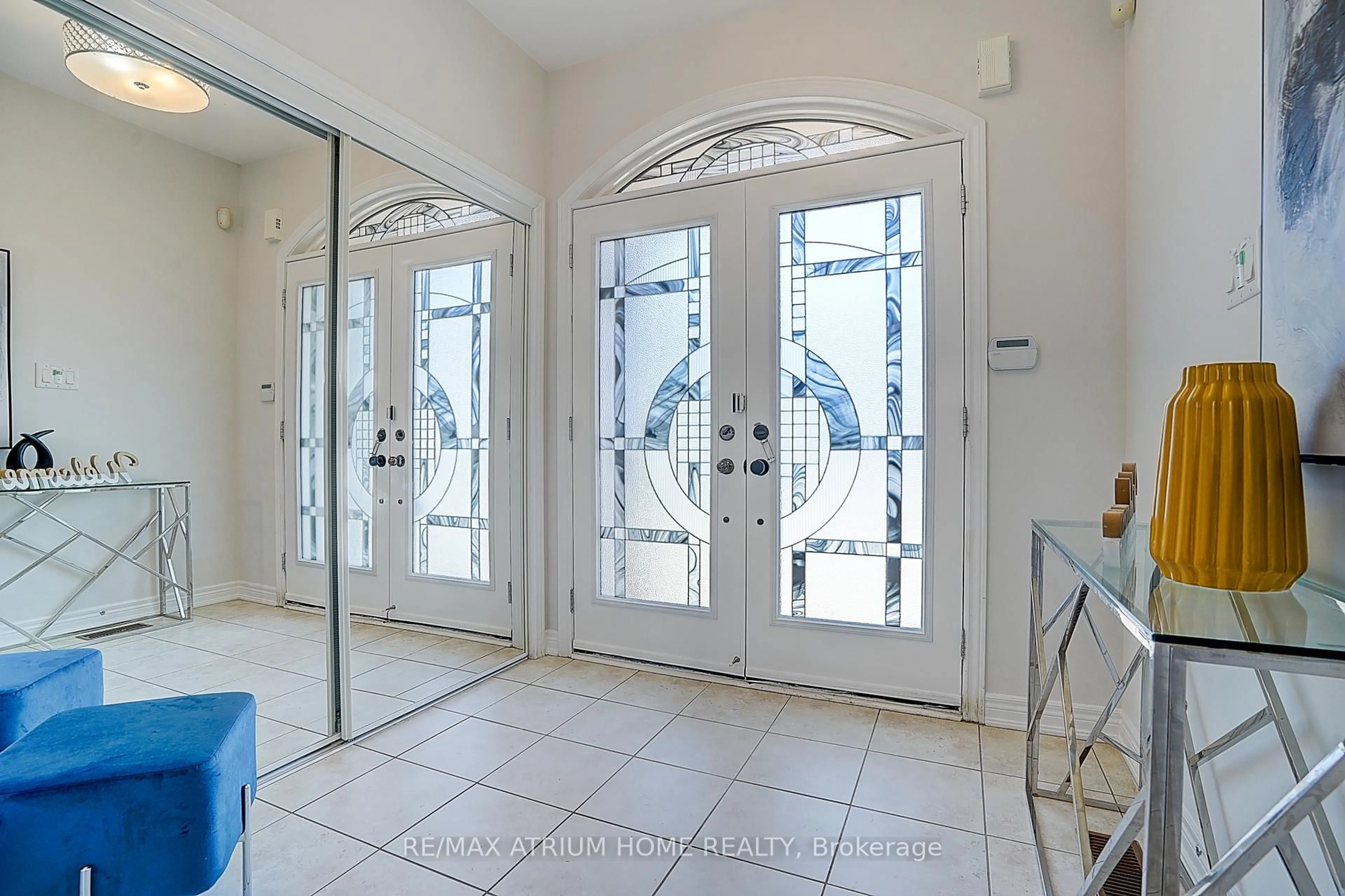 Indoor entryway for 27 Mansard Dr, Richmond Hill Ontario L4E 0L7
