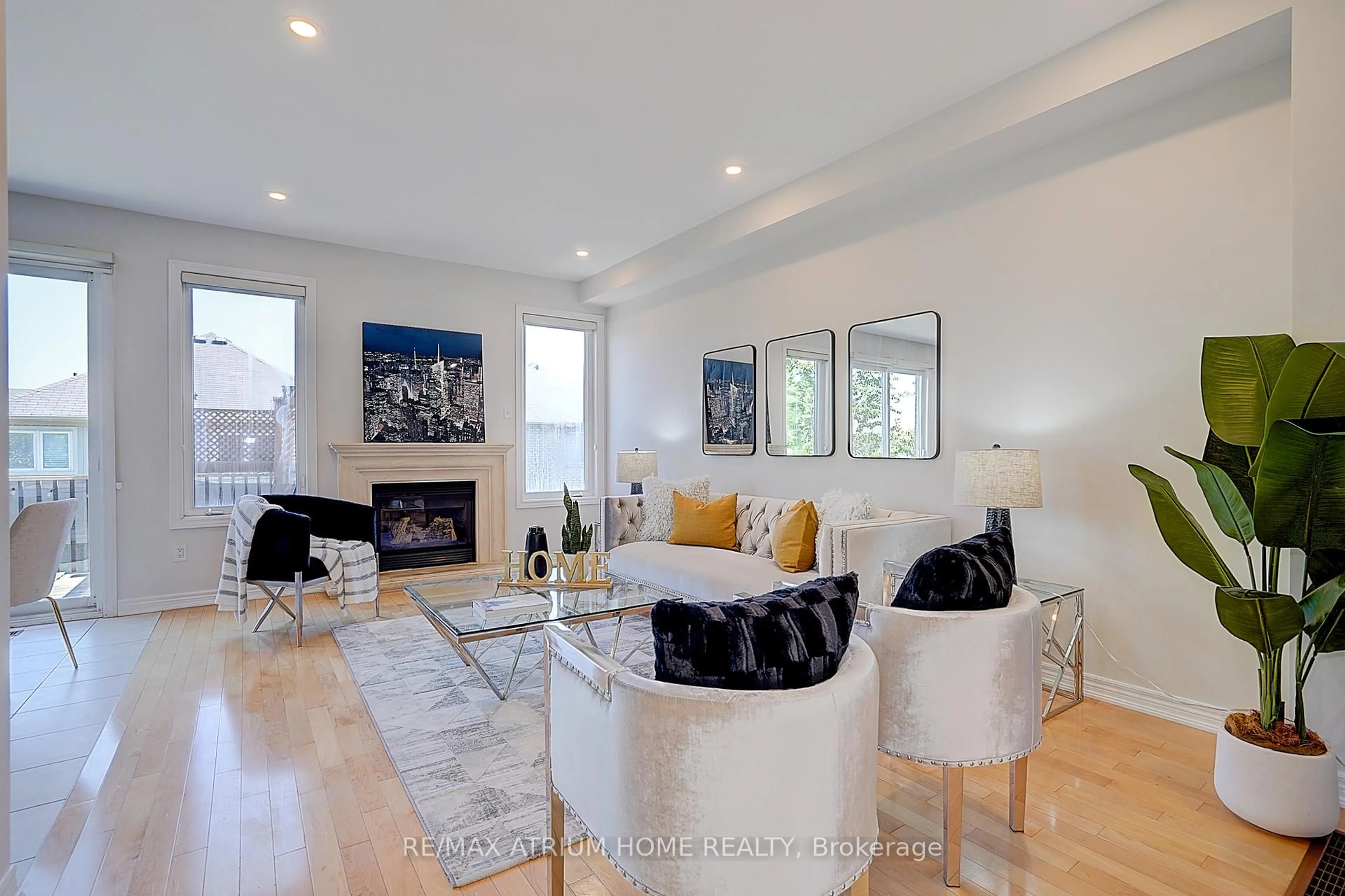 Living room with furniture, unknown for 27 Mansard Dr, Richmond Hill Ontario L4E 0L7