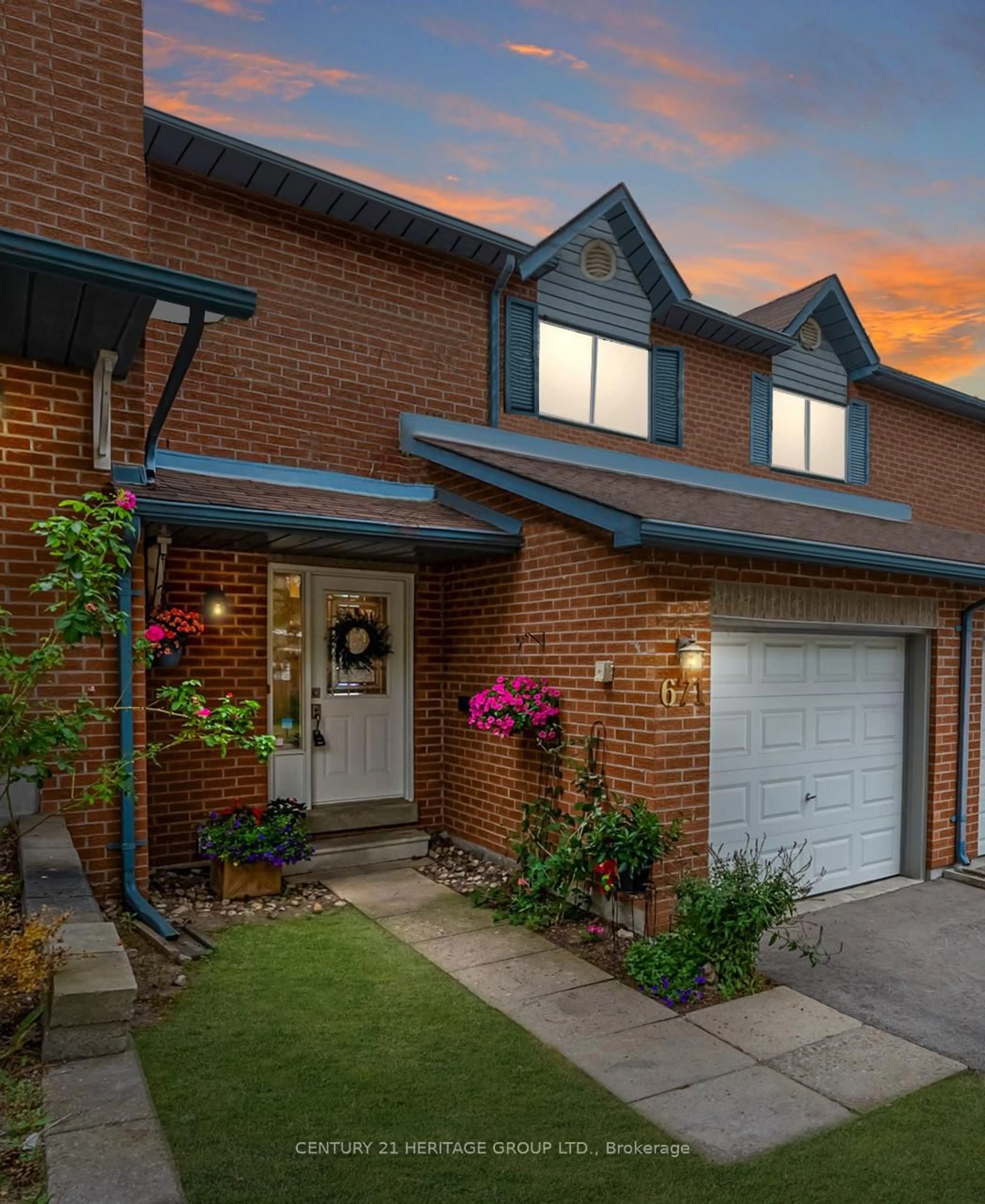 Home with brick exterior material, street for 671 Gibney Cres, Newmarket Ontario L3X 1Y1