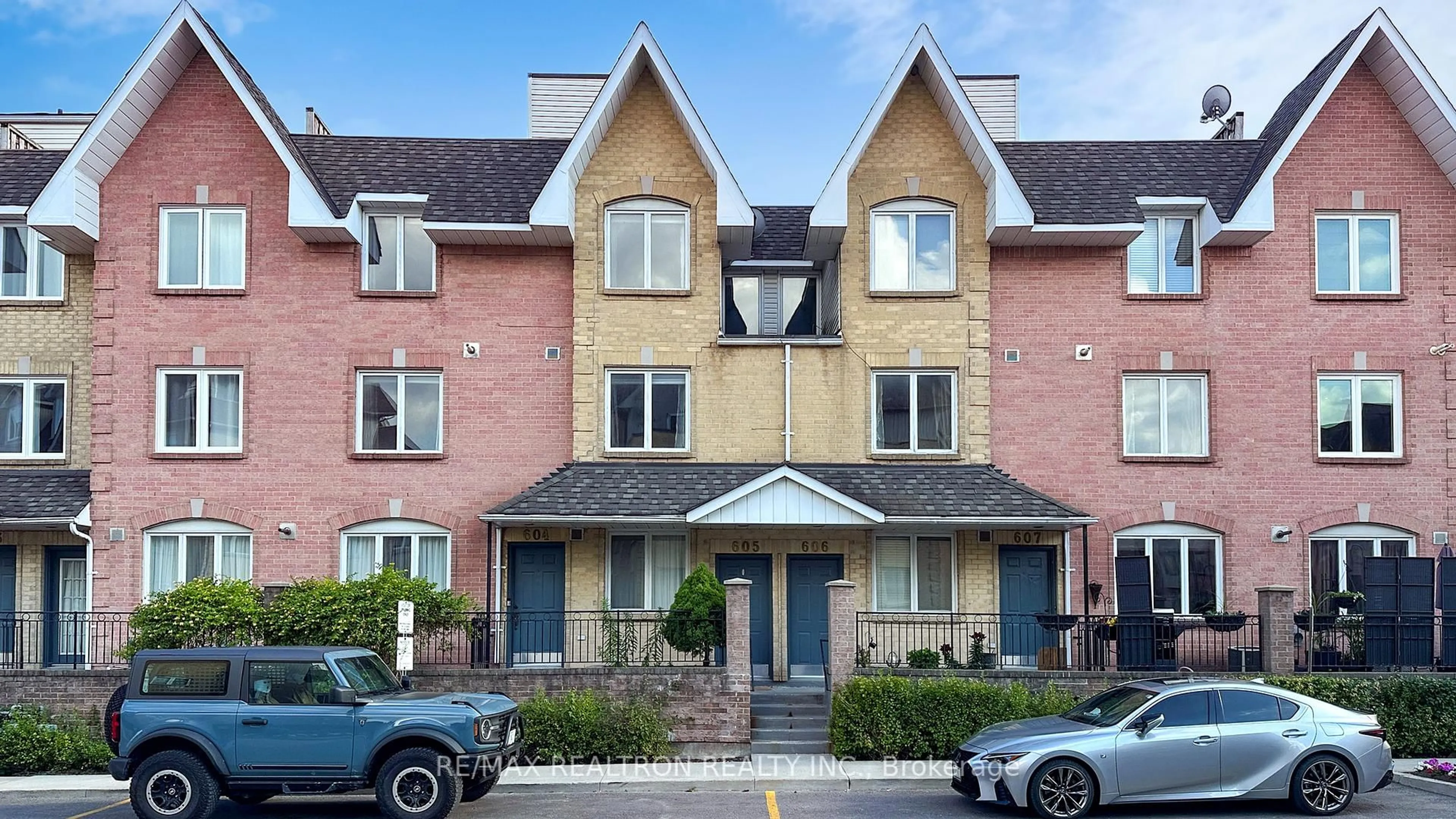 A pic from outside/outdoor area/front of a property/back of a property/a pic from drone, street for 75 Weldrick Rd #605, Richmond Hill Ontario L4C 0H9