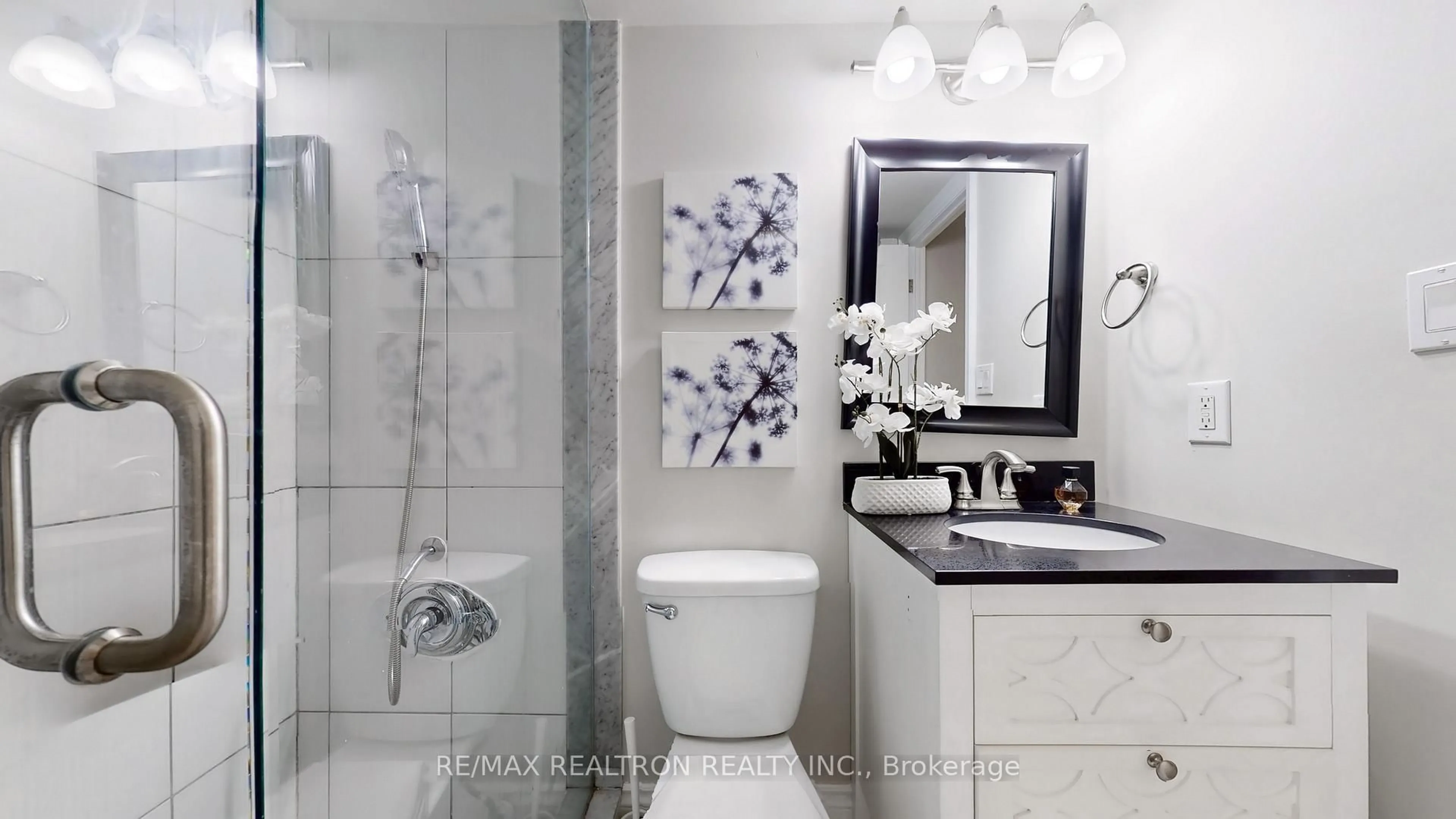 Contemporary bathroom, ceramic/tile floor for 75 Weldrick Rd #605, Richmond Hill Ontario L4C 0H9
