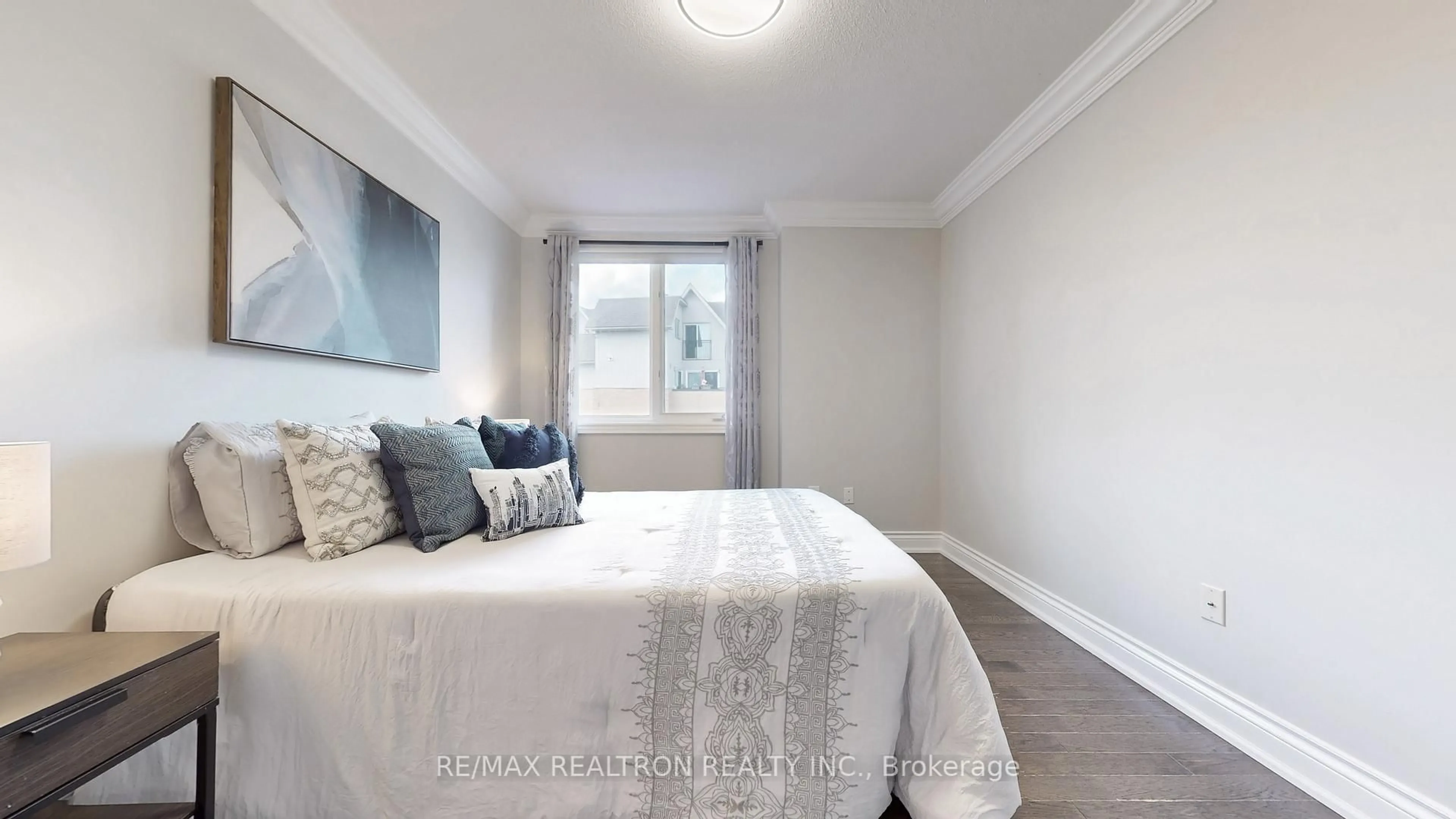 Bedroom with bed, wood/laminate floor for 75 Weldrick Rd #605, Richmond Hill Ontario L4C 0H9
