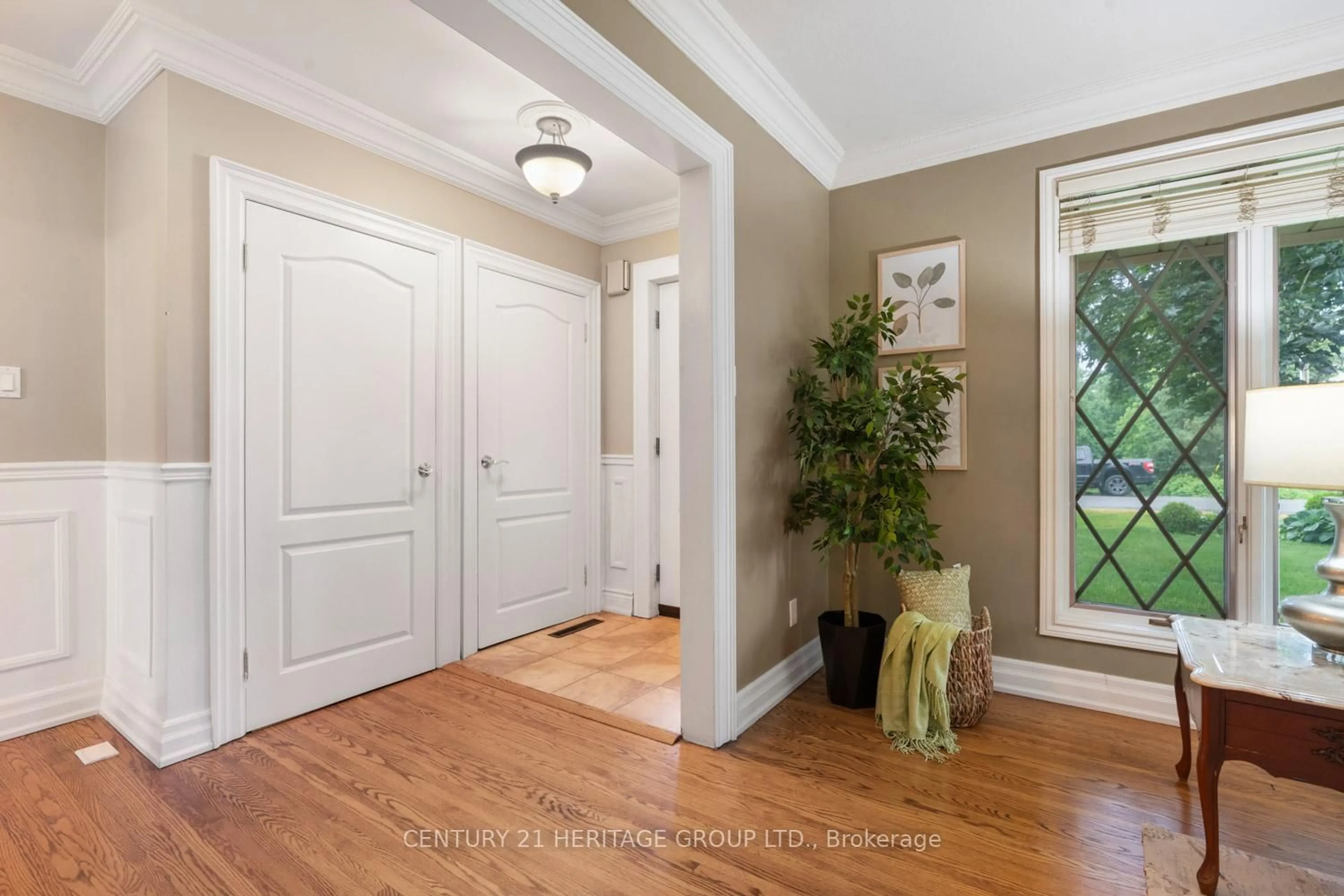 Indoor entryway for 197 Melrose Ave, King Ontario L7B 1J7