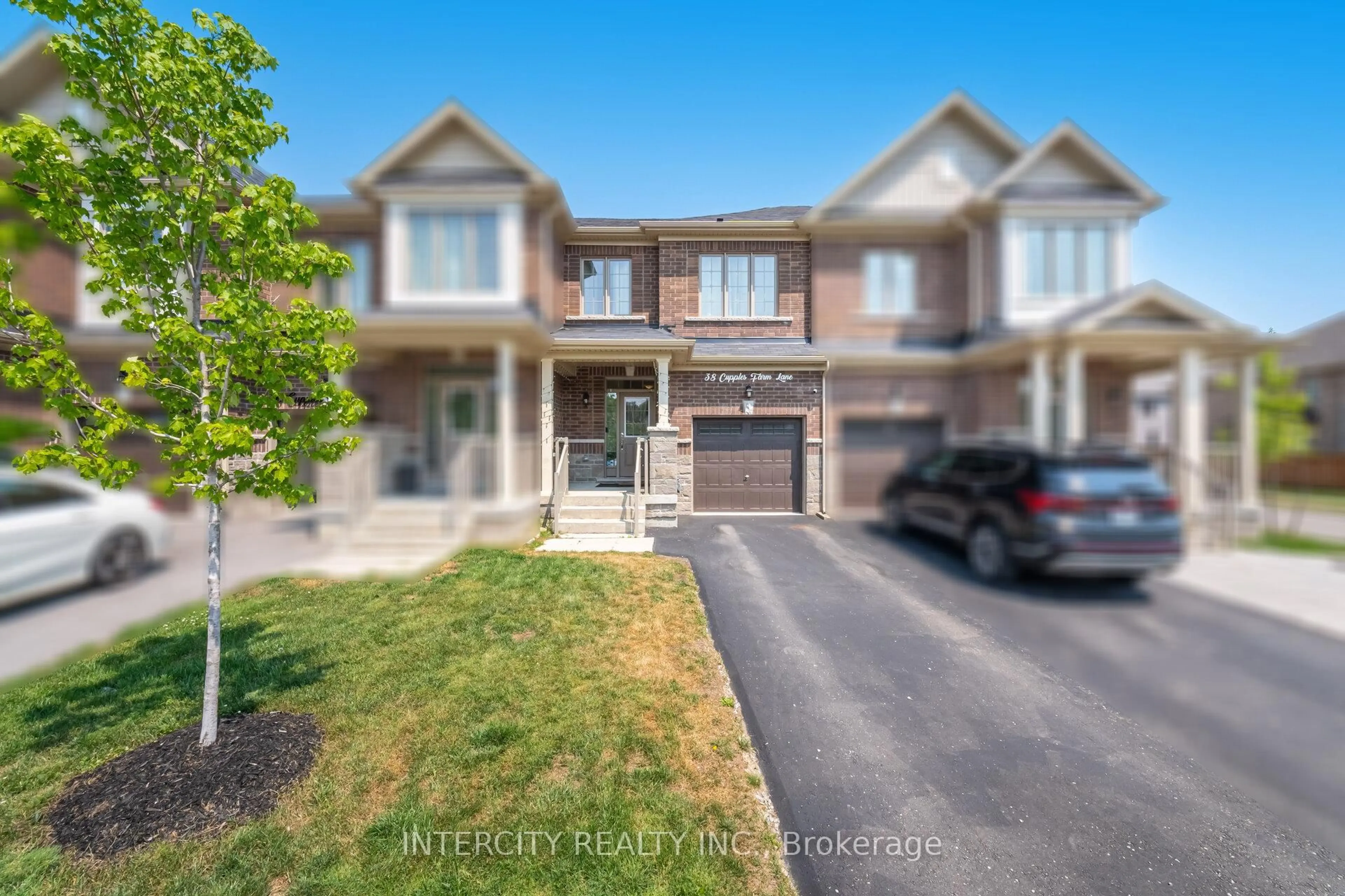 A pic from outside/outdoor area/front of a property/back of a property/a pic from drone, street for 38 Cupples Farm Lane, East Gwillimbury Ontario L0G 1M0