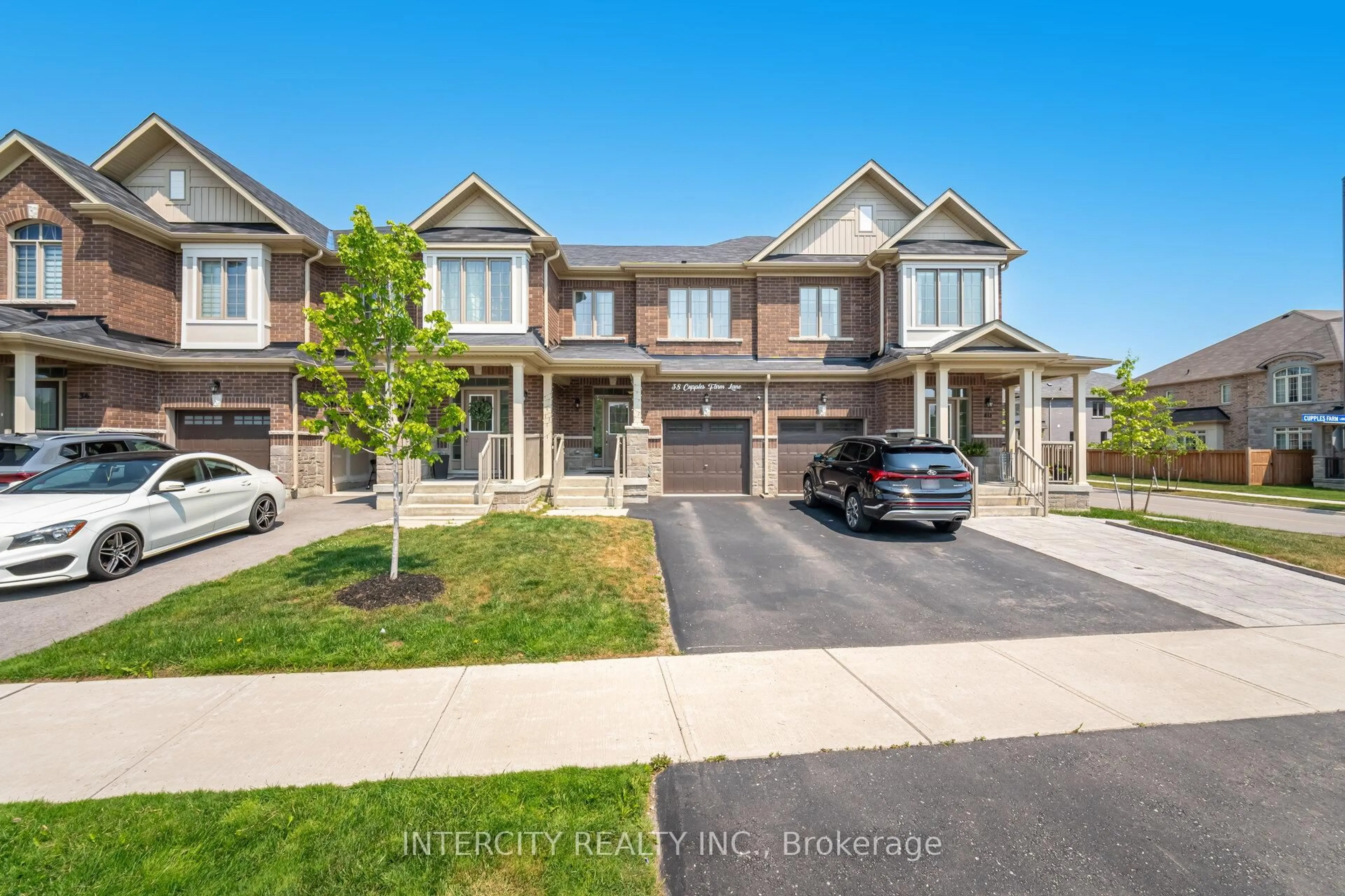 A pic from outside/outdoor area/front of a property/back of a property/a pic from drone, street for 38 Cupples Farm Lane, East Gwillimbury Ontario L0G 1M0