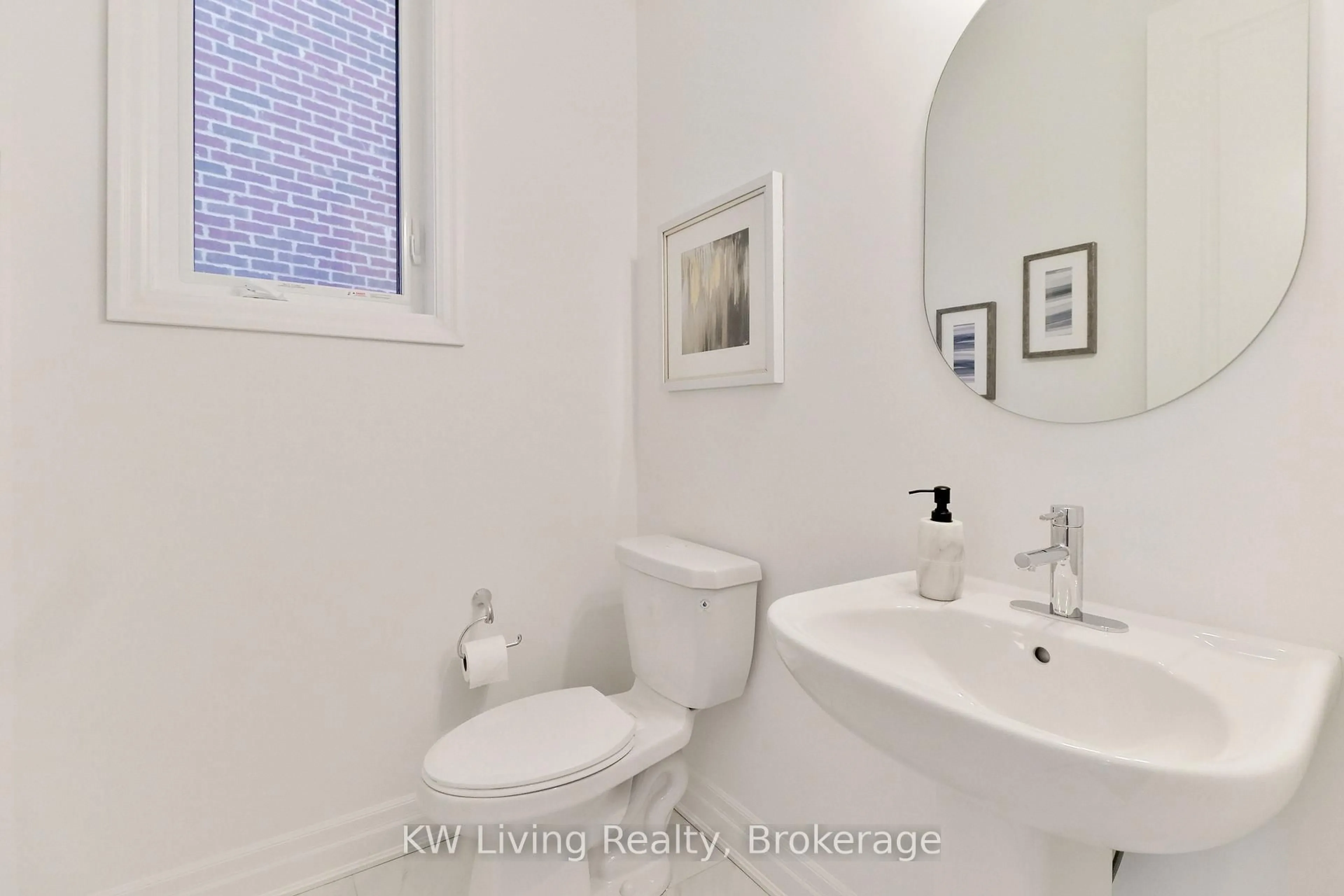 Standard bathroom, ceramic/tile floor for 18 Berczy Manor Cres, Markham Ontario L6C 3M2