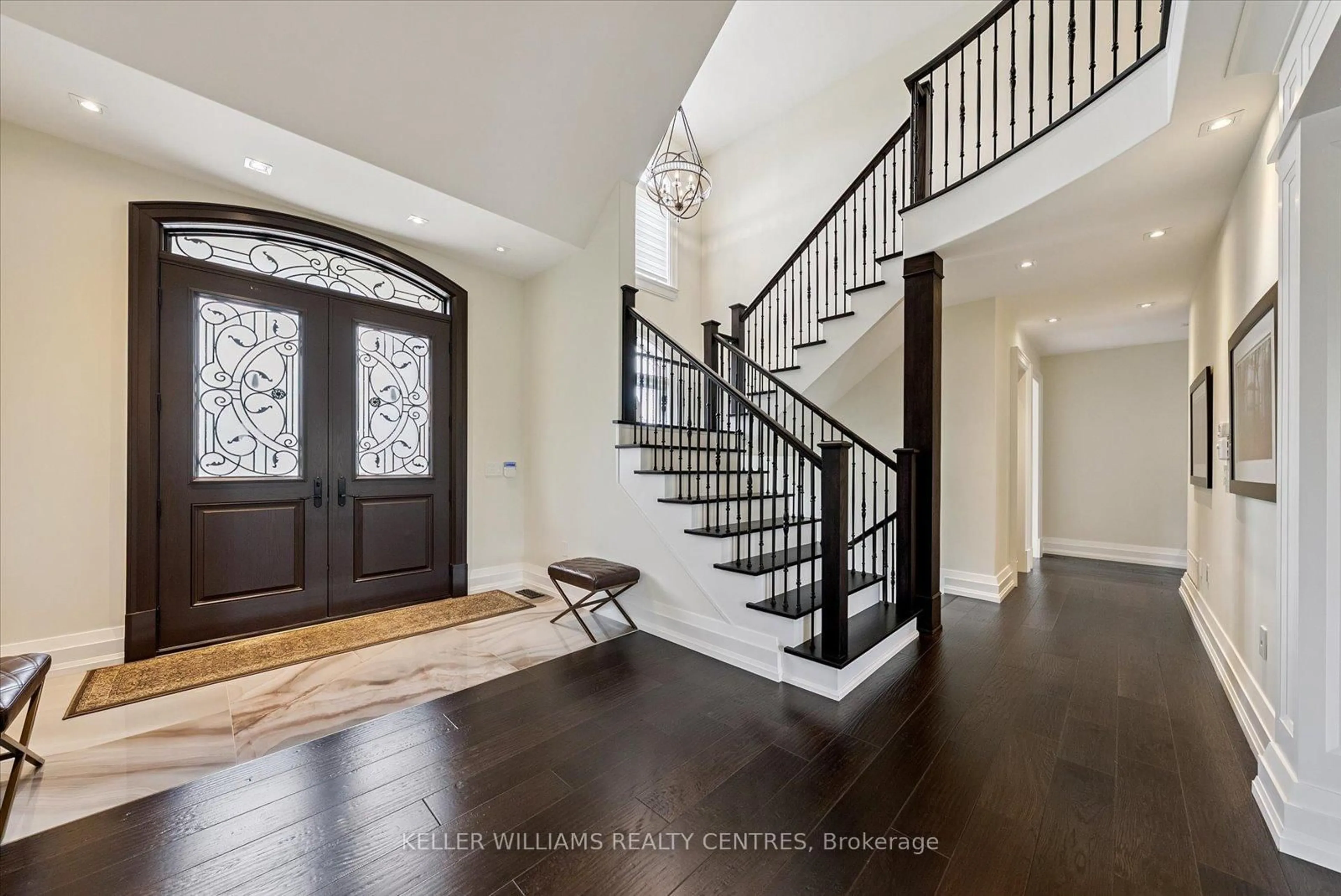 Indoor entryway for 1987 10th Sdrd, Bradford West Gwillimbury Ontario L3Z 0Y3