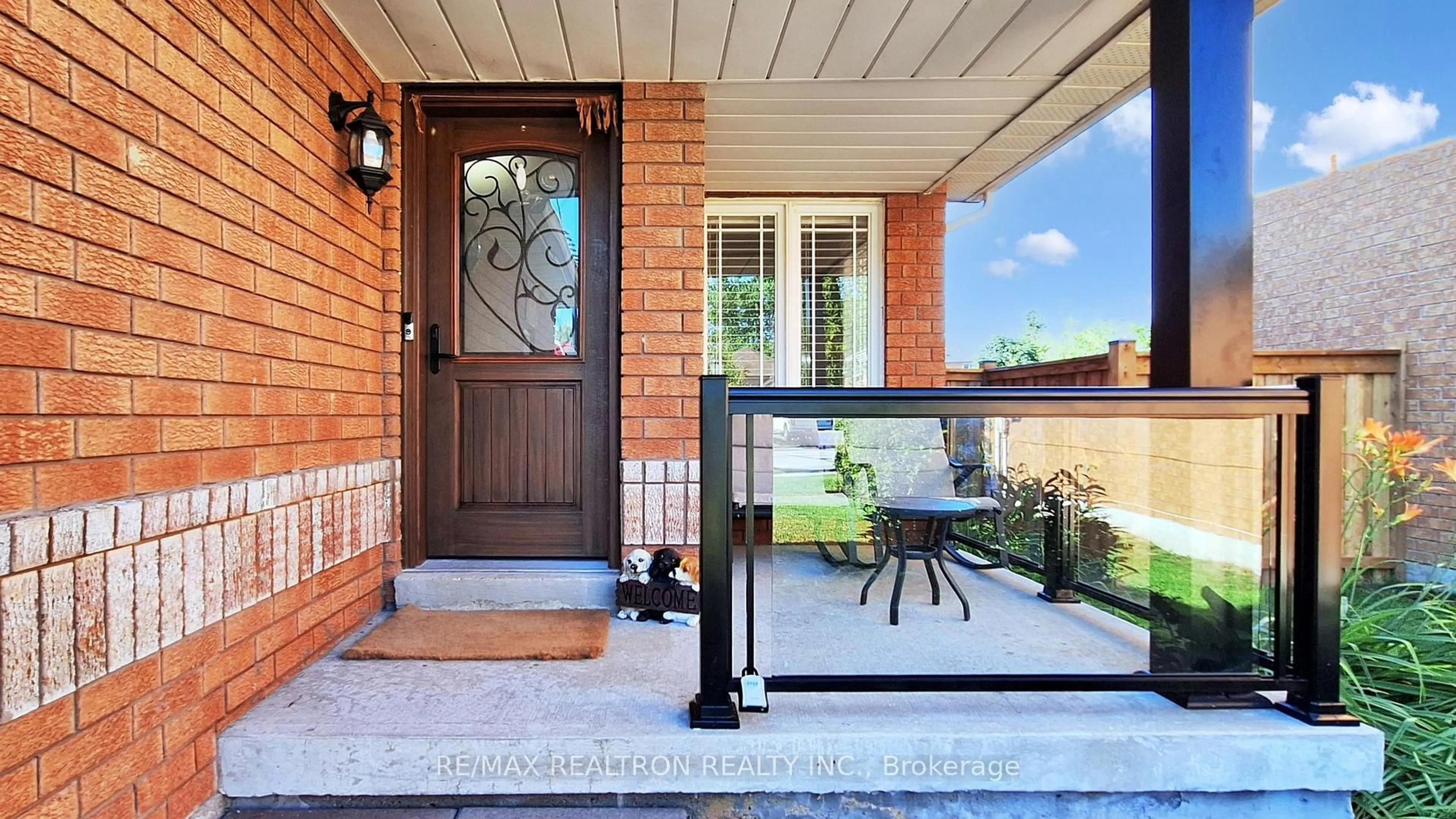 Indoor entryway for 25 Rinaldo Rd, Georgina Ontario L4P 3X8