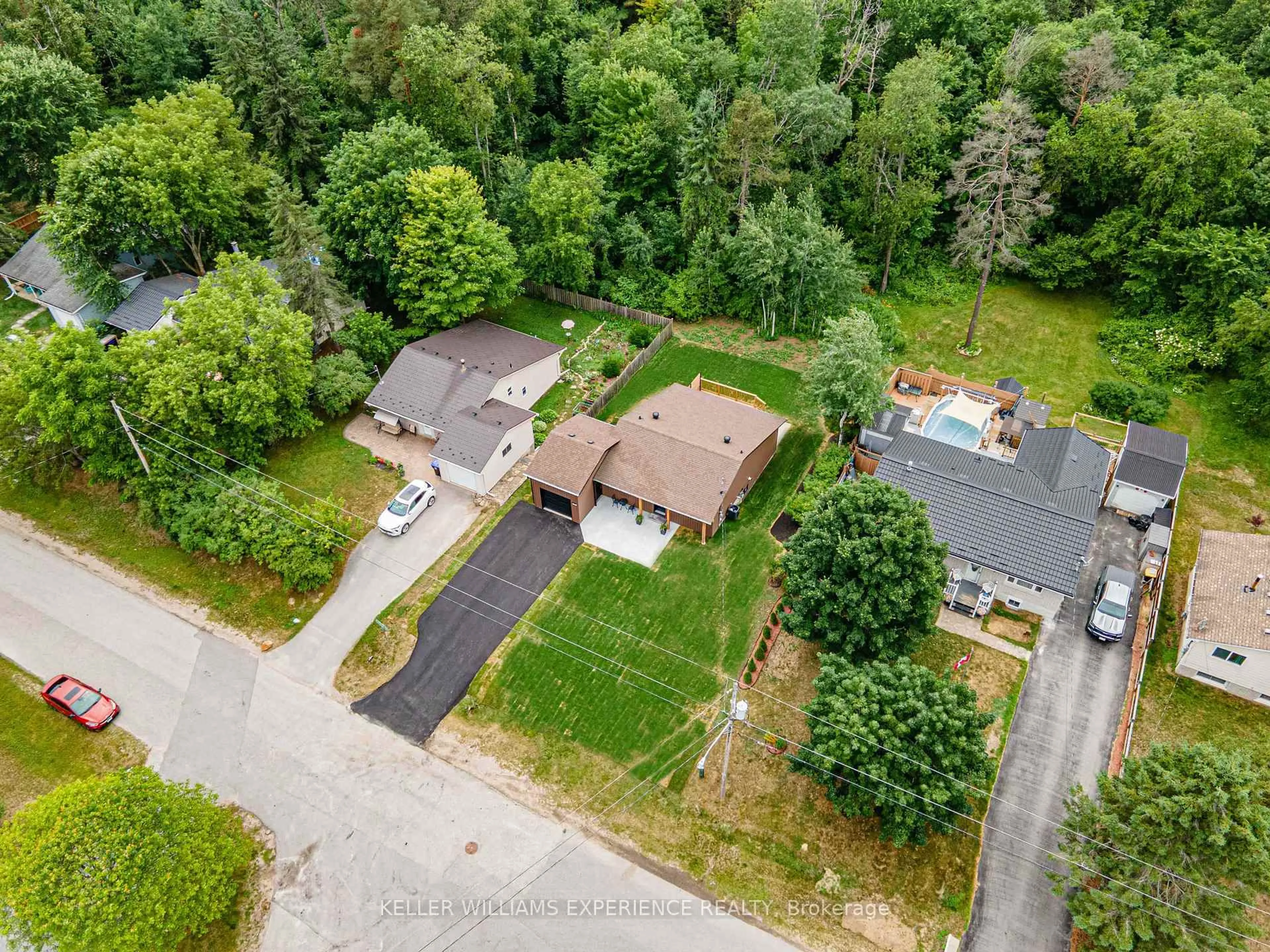 A pic from outside/outdoor area/front of a property/back of a property/a pic from drone, street for 47 Sandsprings Cres, Essa Ontario L0M 1B0