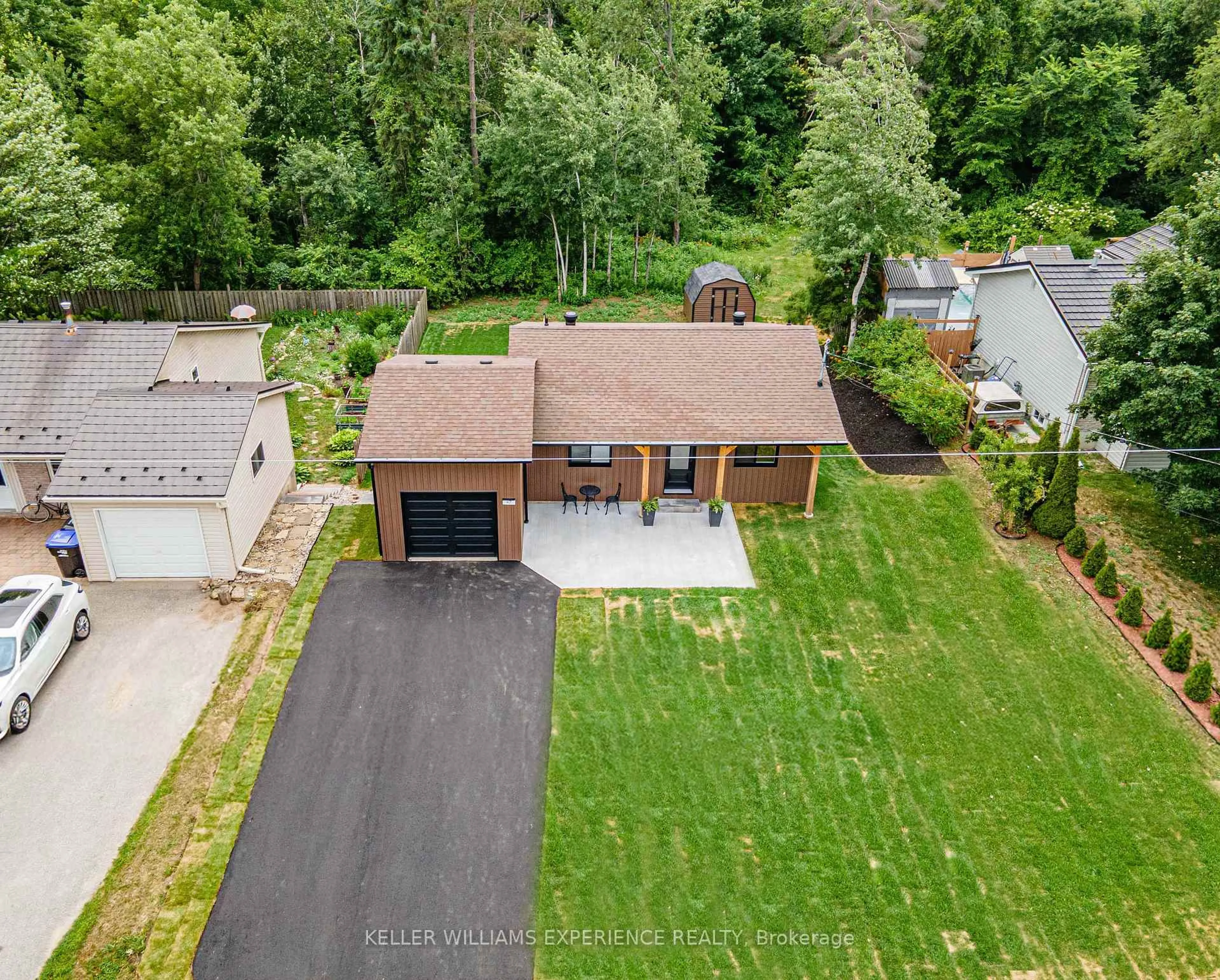 A pic from outside/outdoor area/front of a property/back of a property/a pic from drone, street for 47 Sandsprings Cres, Essa Ontario L0M 1B0