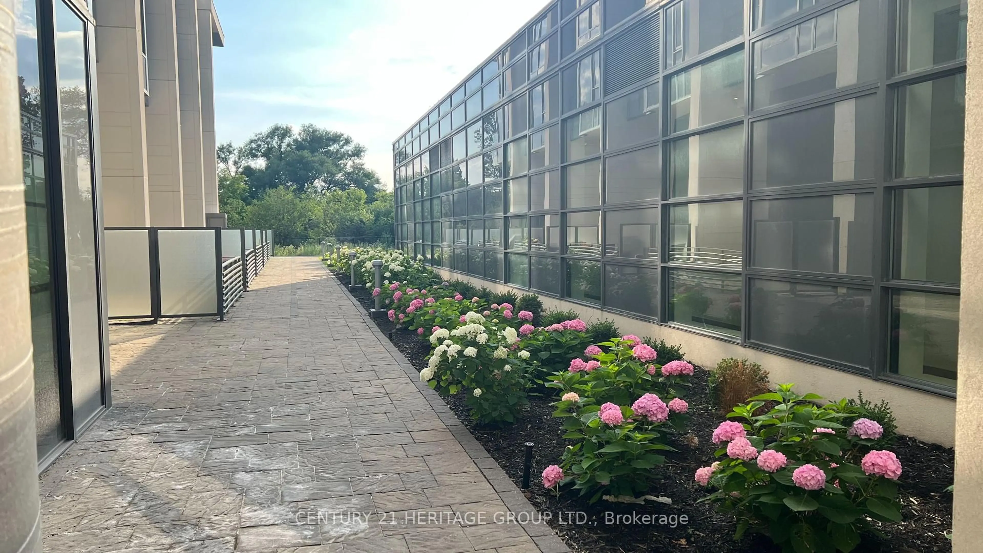 Patio, building for 9618 Yonge St #207, Richmond Hill Ontario L4C 0X5