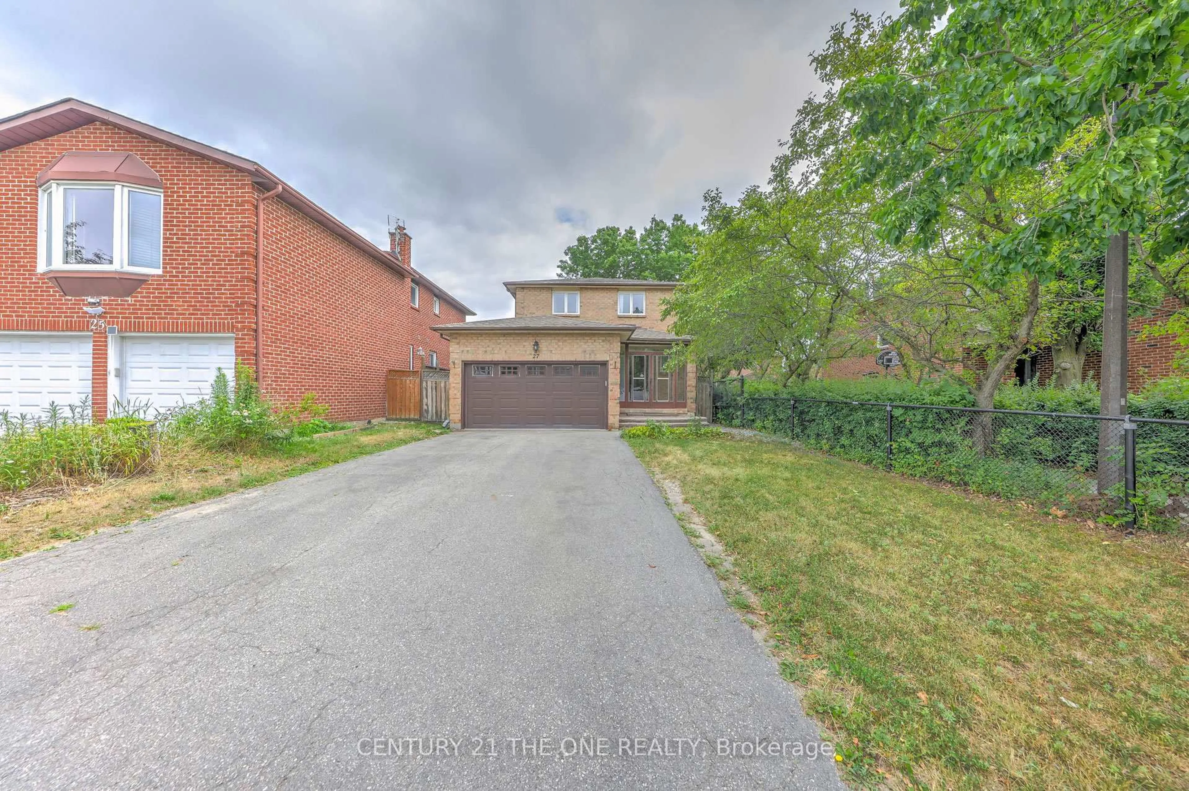 A pic from outside/outdoor area/front of a property/back of a property/a pic from drone, street for 27 Pugsley Ave, Richmond Hill Ontario L4C 8V2