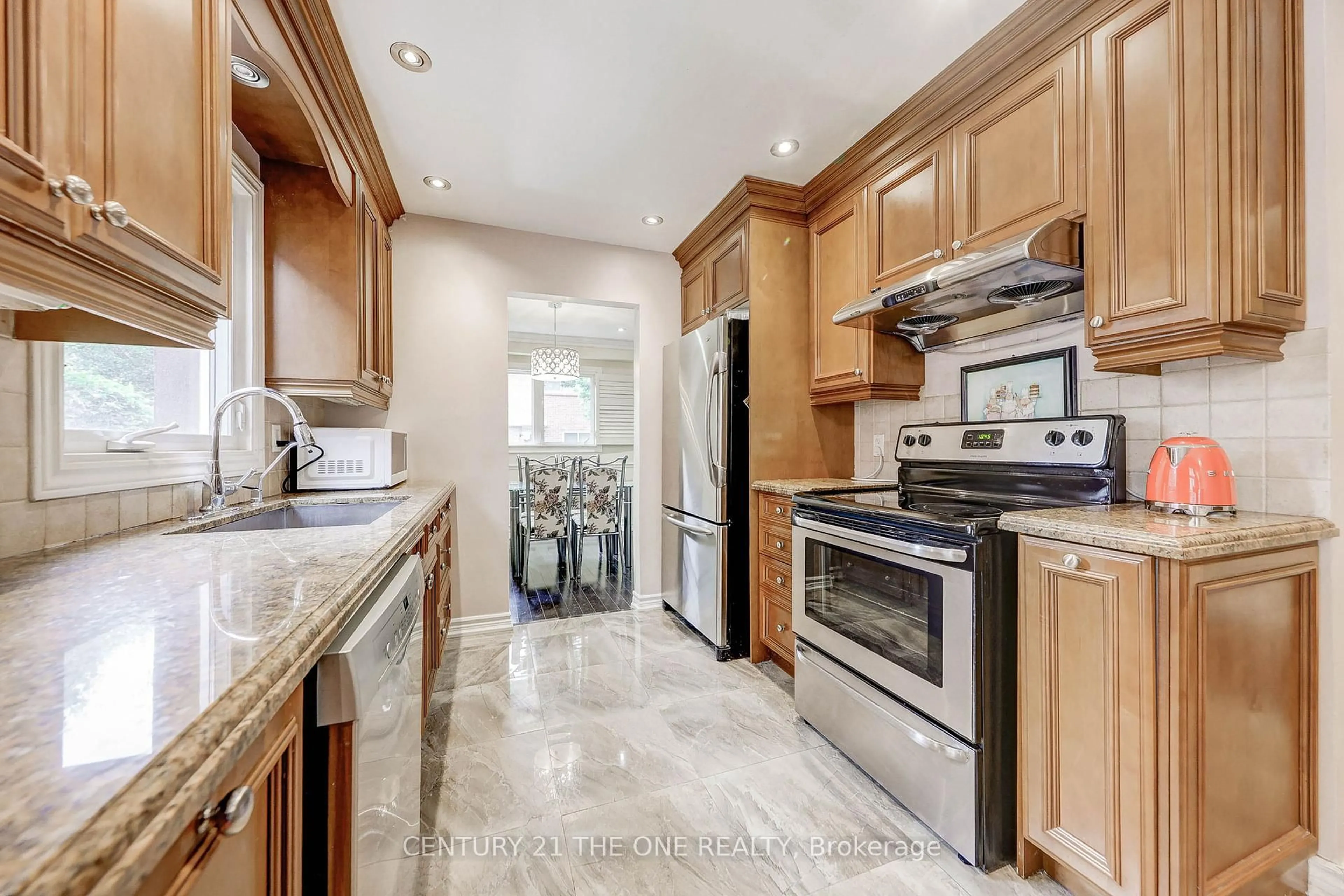 Open concept kitchen, ceramic/tile floor for 27 Pugsley Ave, Richmond Hill Ontario L4C 8V2