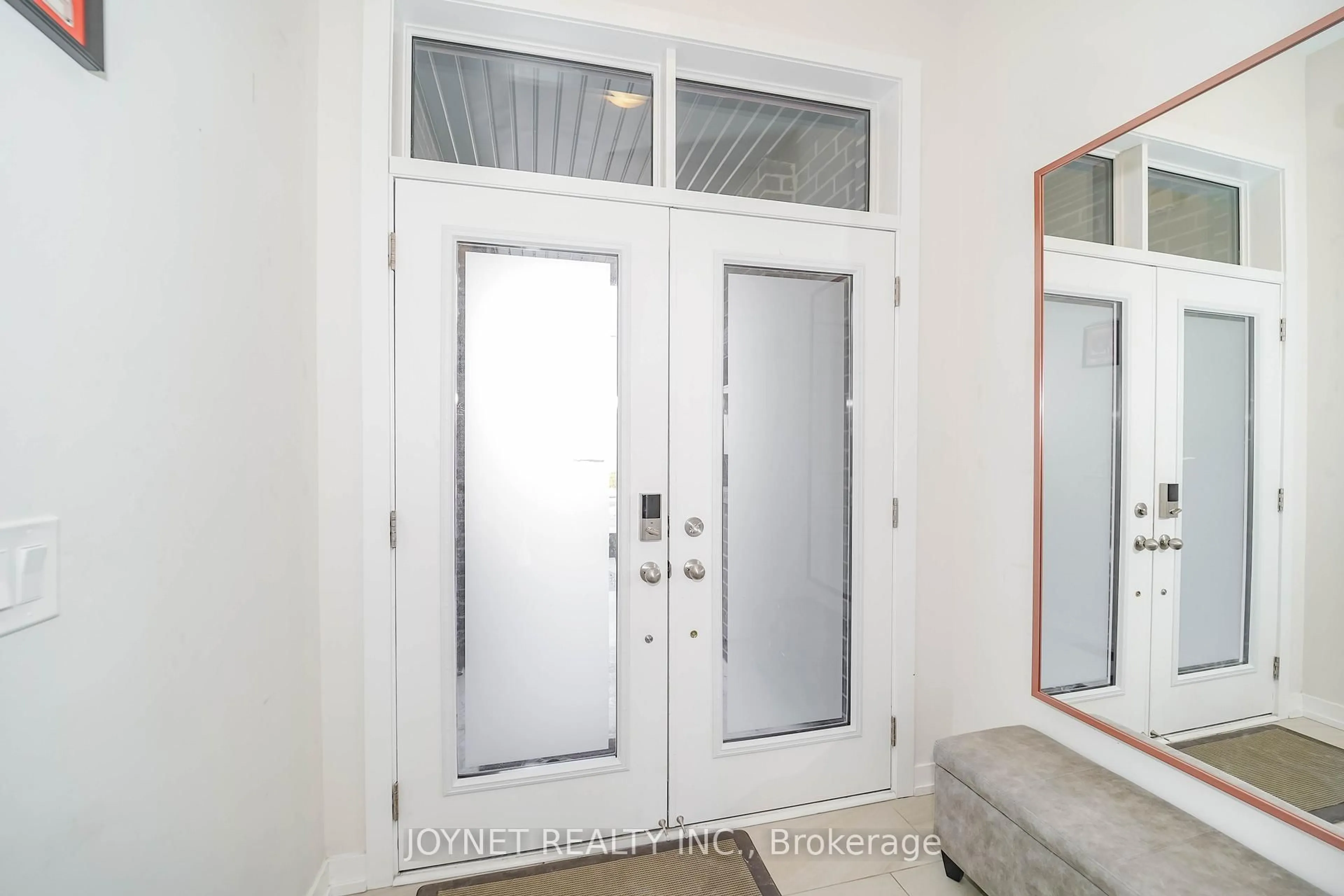 Indoor entryway for 7 Glenngarry Cres, Vaughan Ontario L6A 4Z4