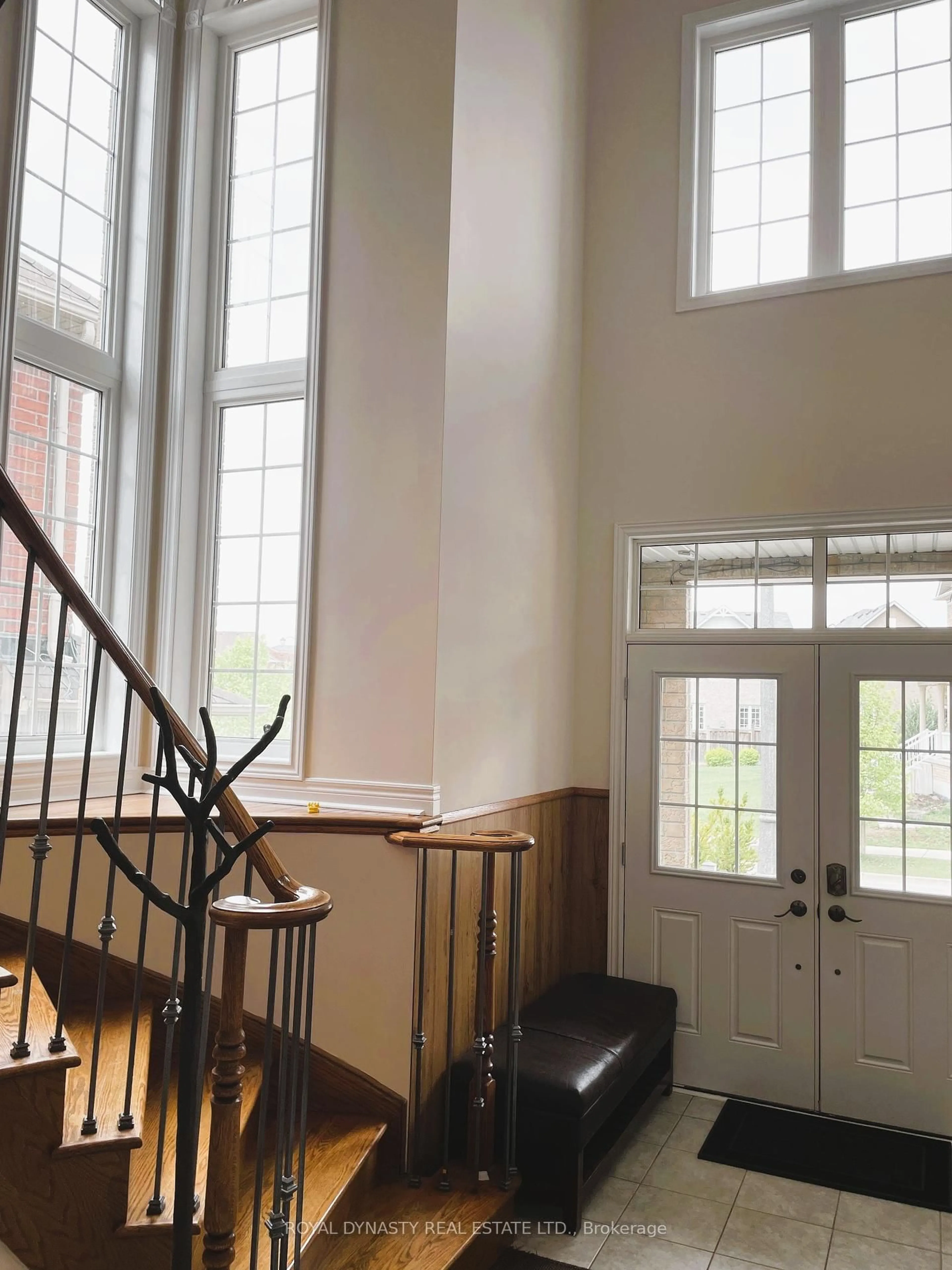 Indoor foyer for 16 Nature Way Cres, East Gwillimbury Ontario L9N 0A6