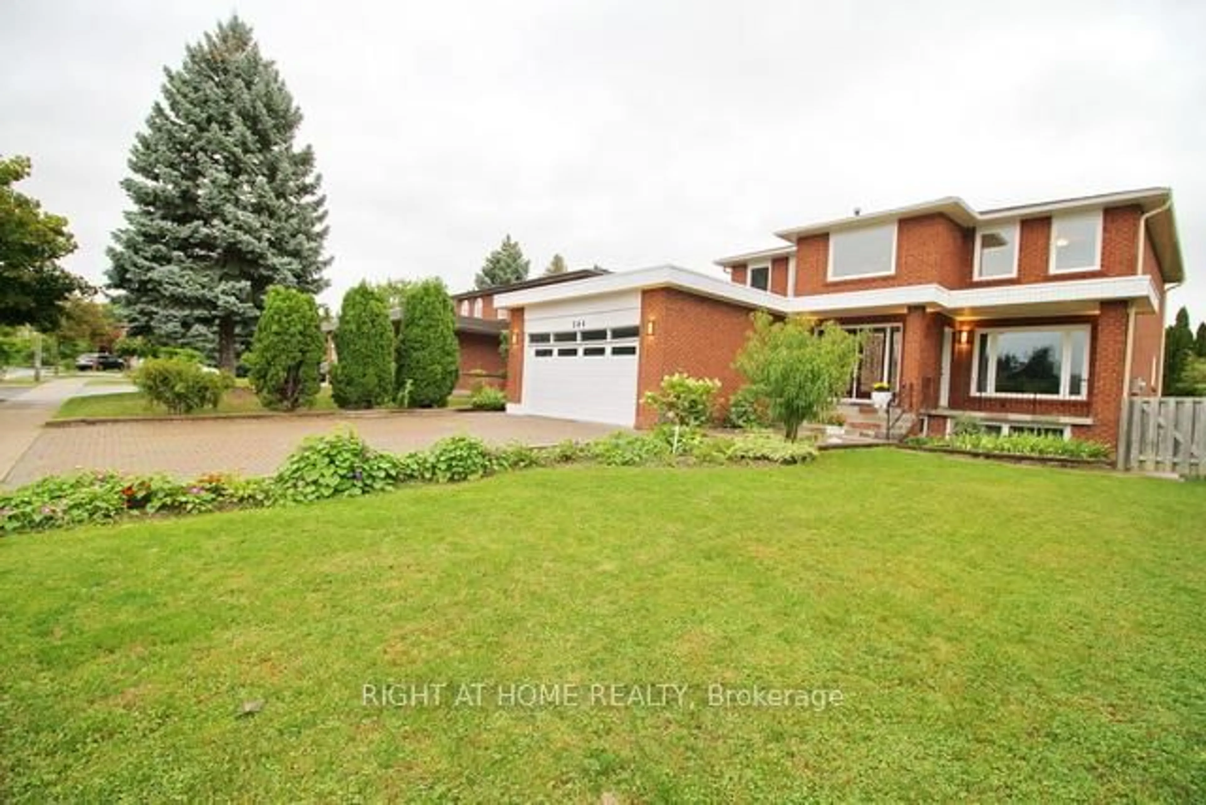 A pic from outside/outdoor area/front of a property/back of a property/a pic from drone, street for 304 Firglen Rdge, Vaughan Ontario L4L 1N7