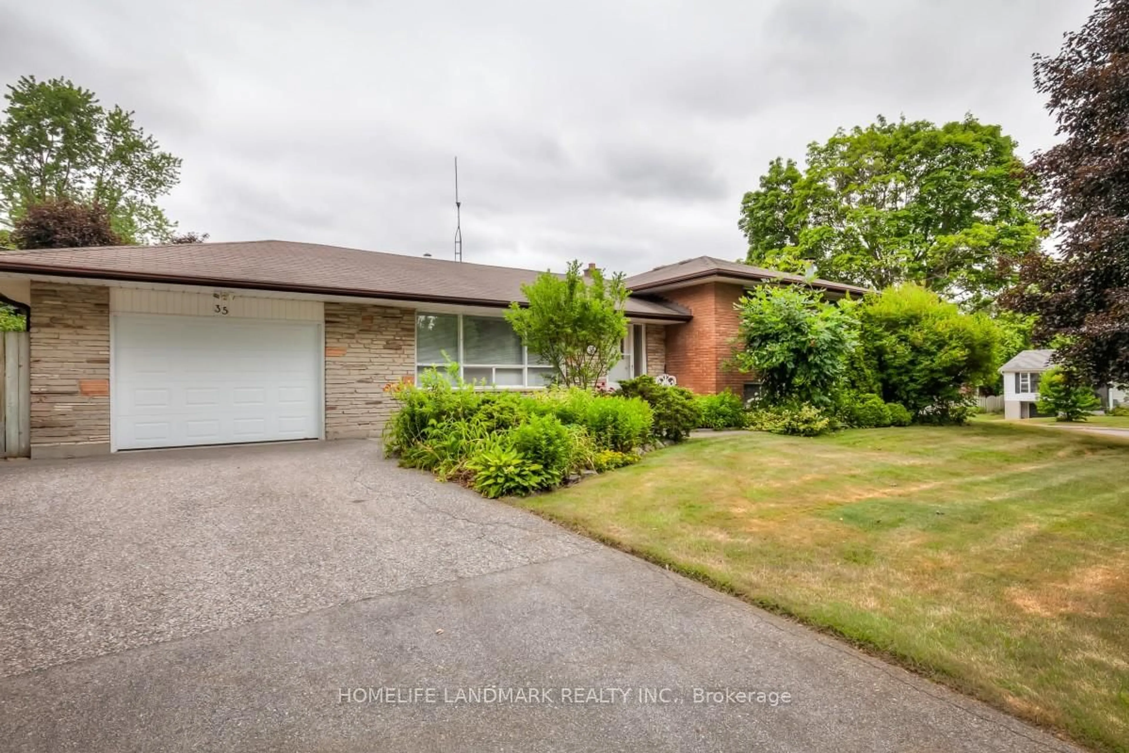 A pic from outside/outdoor area/front of a property/back of a property/a pic from drone, street for 35 Gladiator Rd, Markham Ontario L3P 1J1