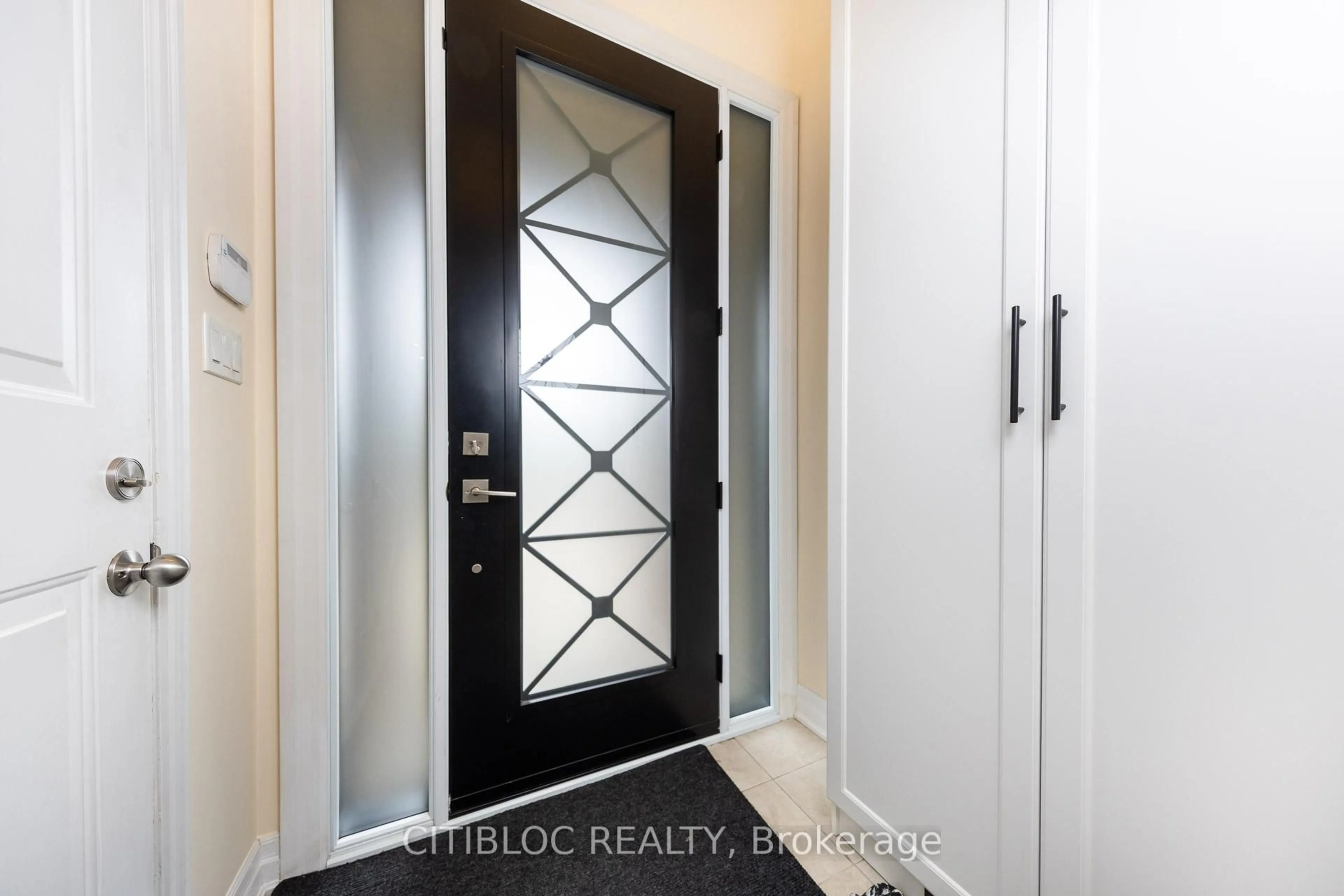 Indoor entryway for 25 Claudview St, King Ontario L7B 0C6