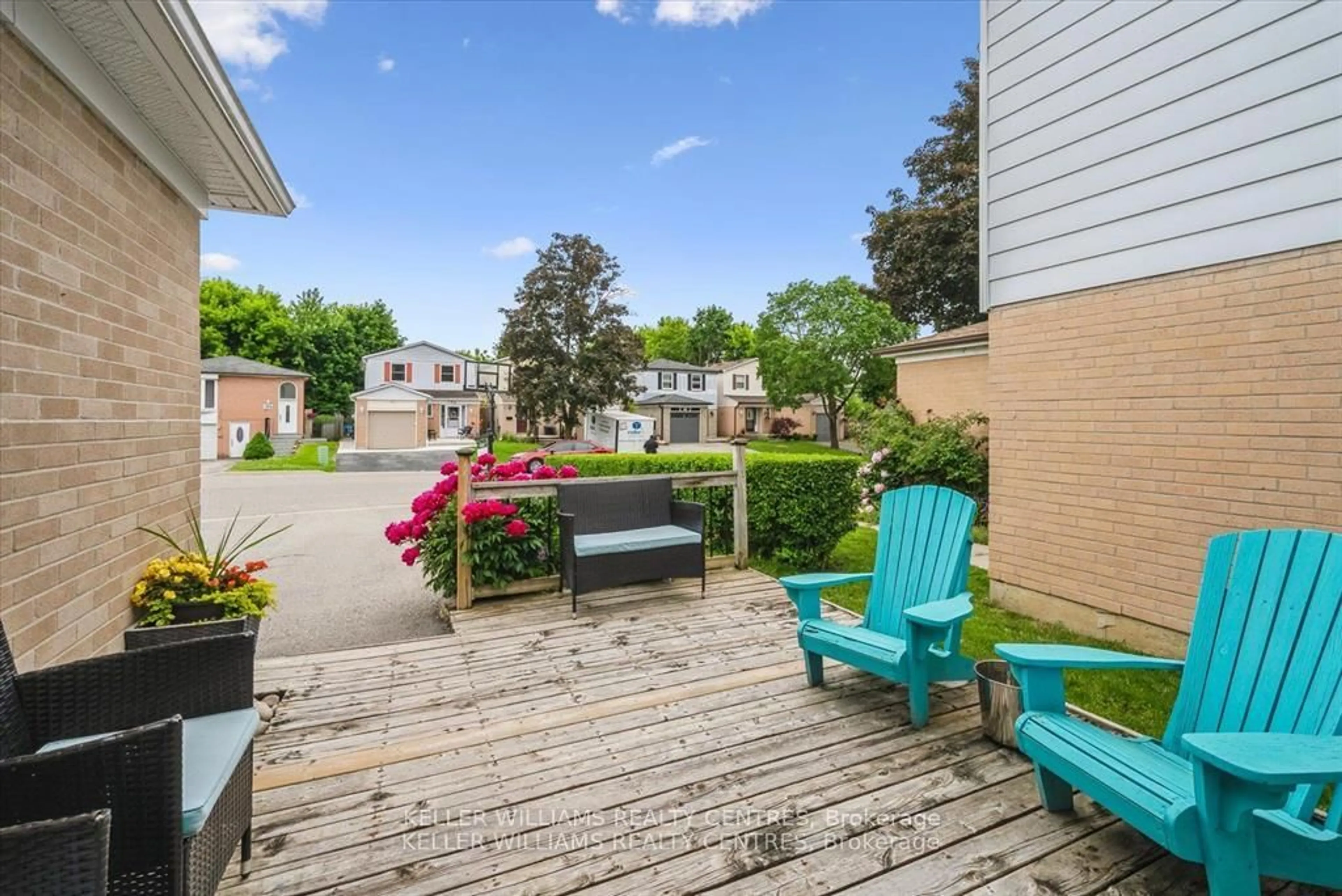 Patio, street for 707 Jackson Crt, Newmarket Ontario L3Y 5A5