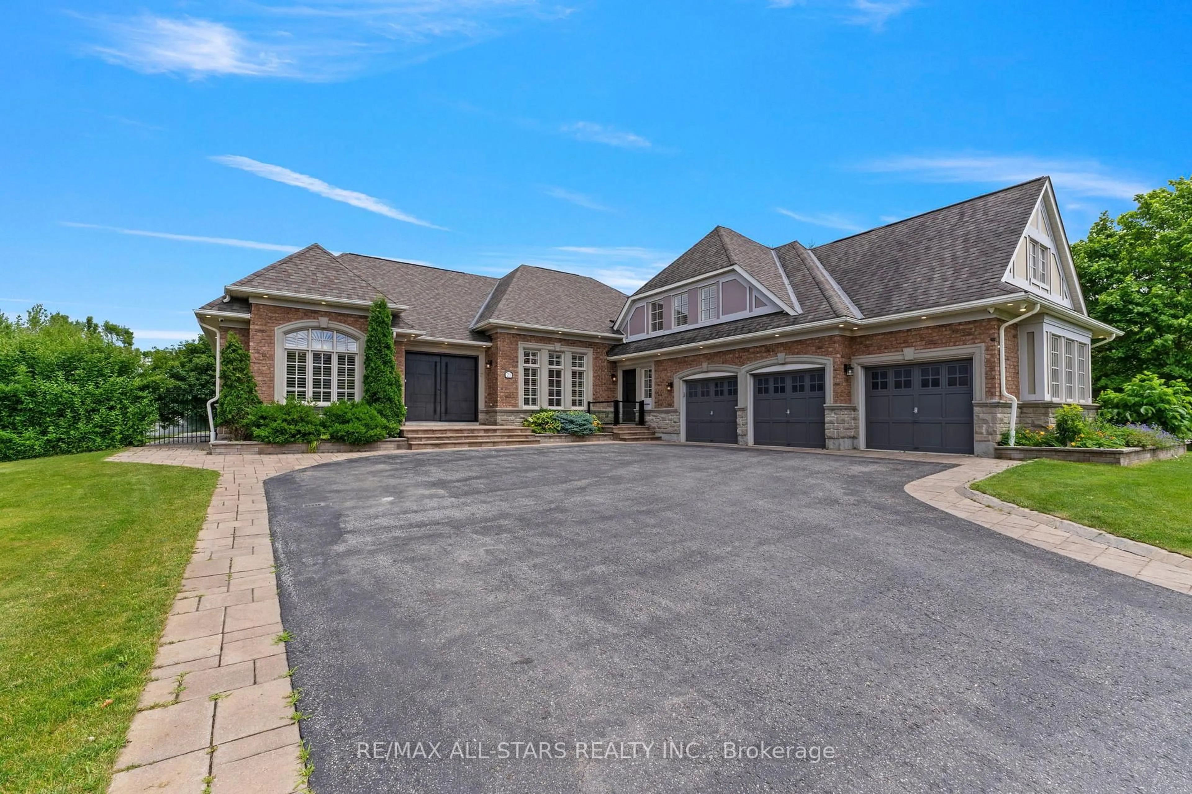 A pic from outside/outdoor area/front of a property/back of a property/a pic from drone, street for 21 Country Club Cres, Uxbridge Ontario L9P 0B8