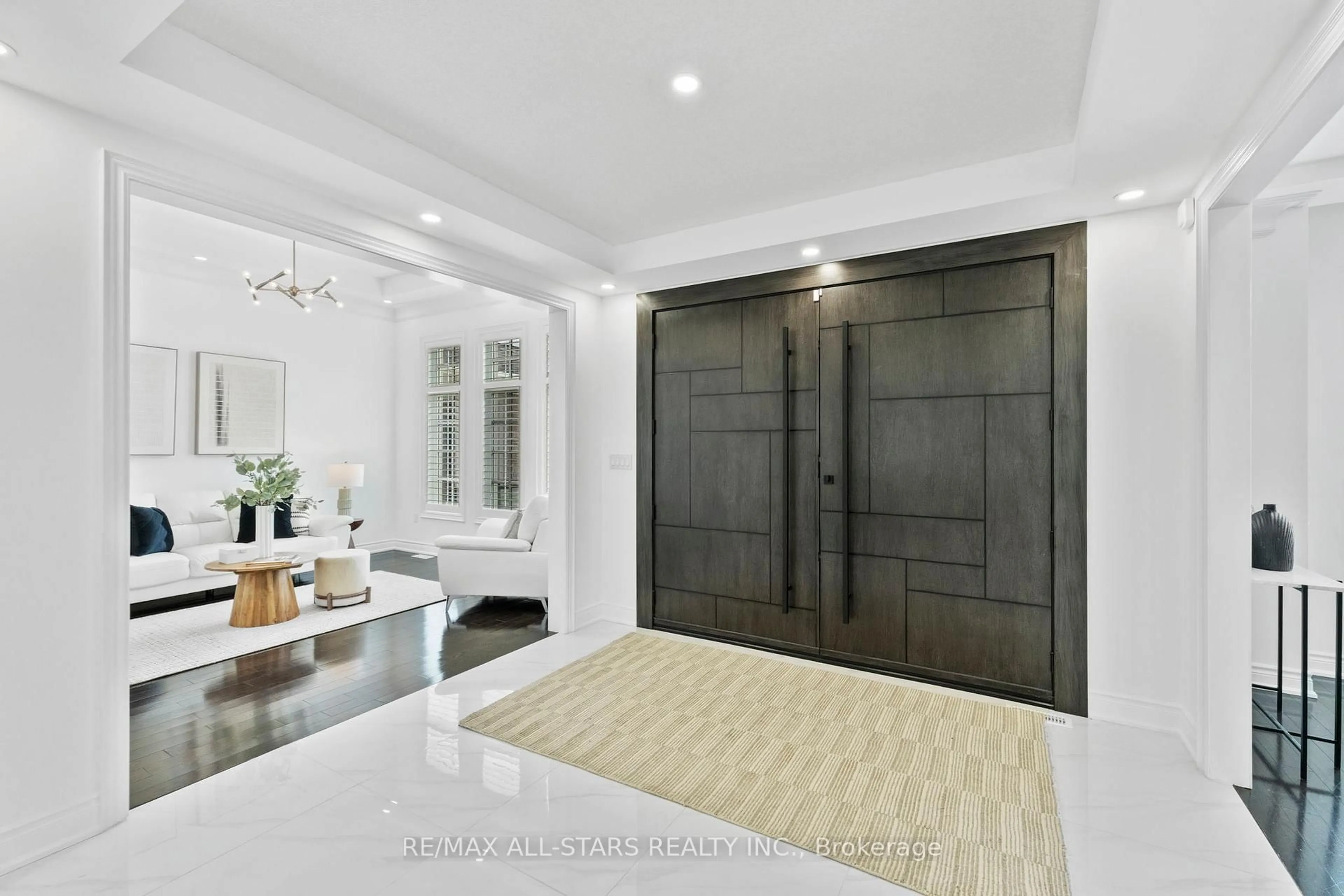 Indoor entryway for 21 Country Club Cres, Uxbridge Ontario L9P 0B8