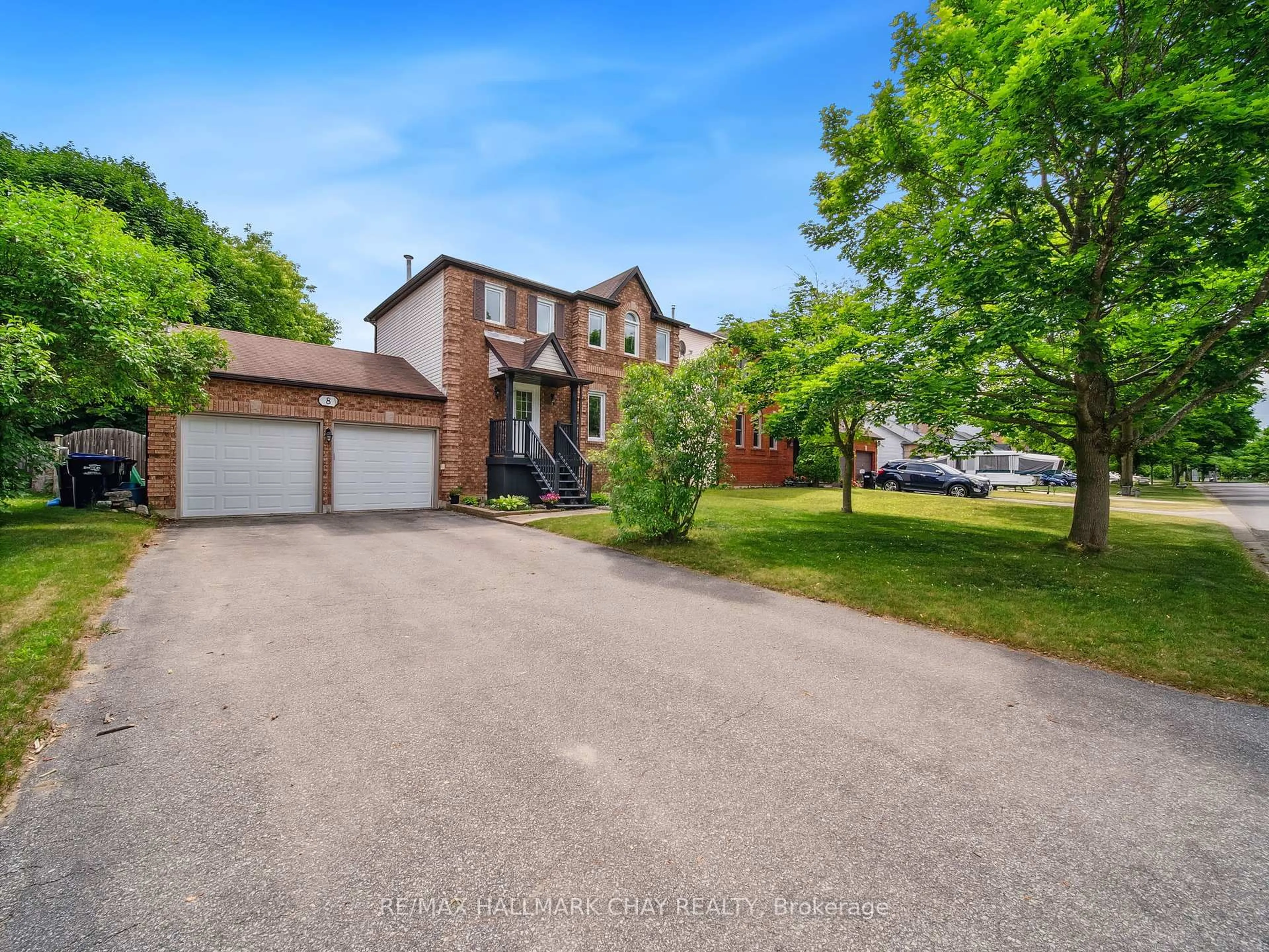 A pic from outside/outdoor area/front of a property/back of a property/a pic from drone, street for 8 Darren Dr, Essa Ontario L0M 1B0