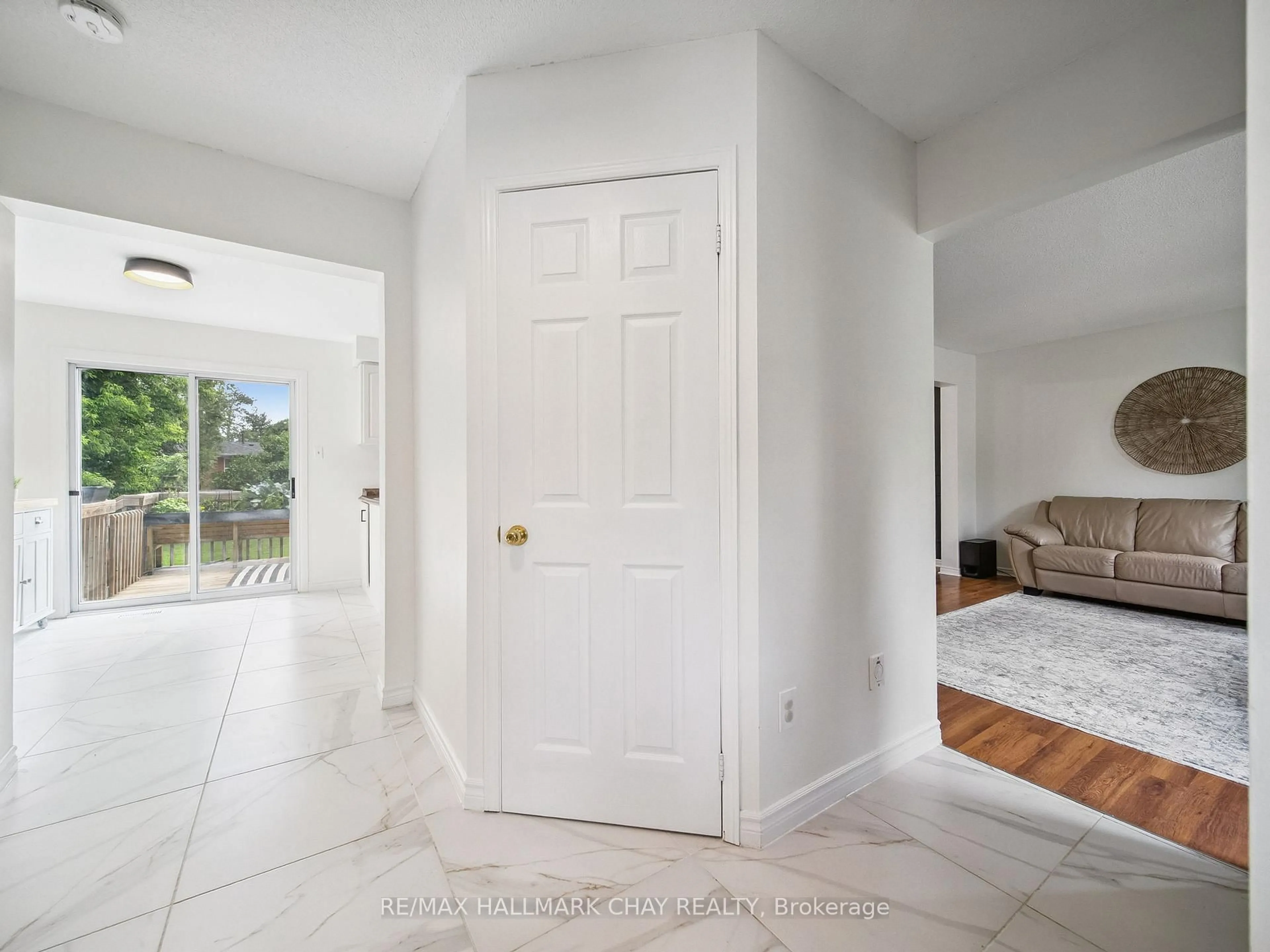 Indoor entryway for 8 Darren Dr, Essa Ontario L0M 1B0