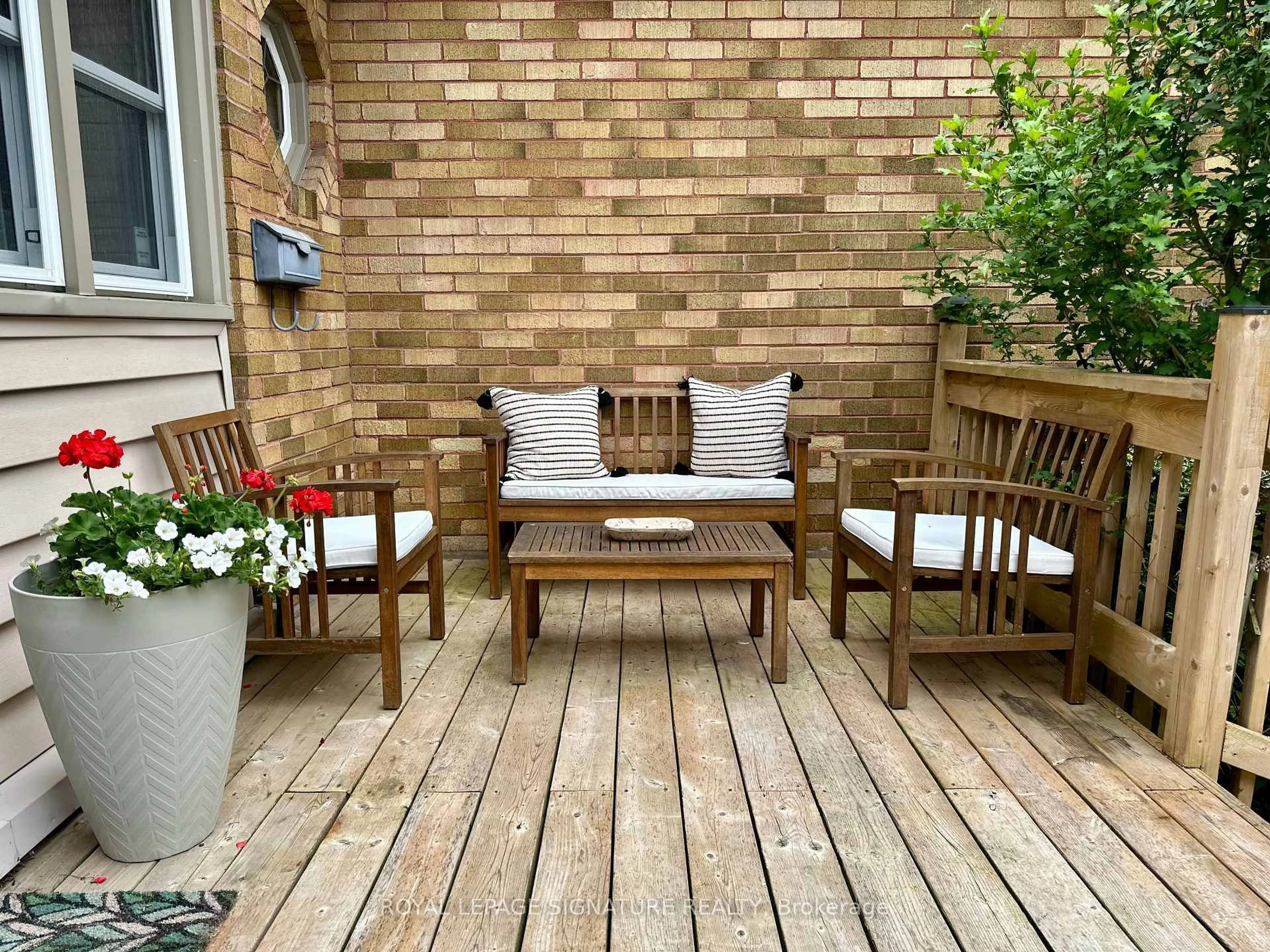 Patio, street for 45 Spruce St, Aurora Ontario L4G 1R9