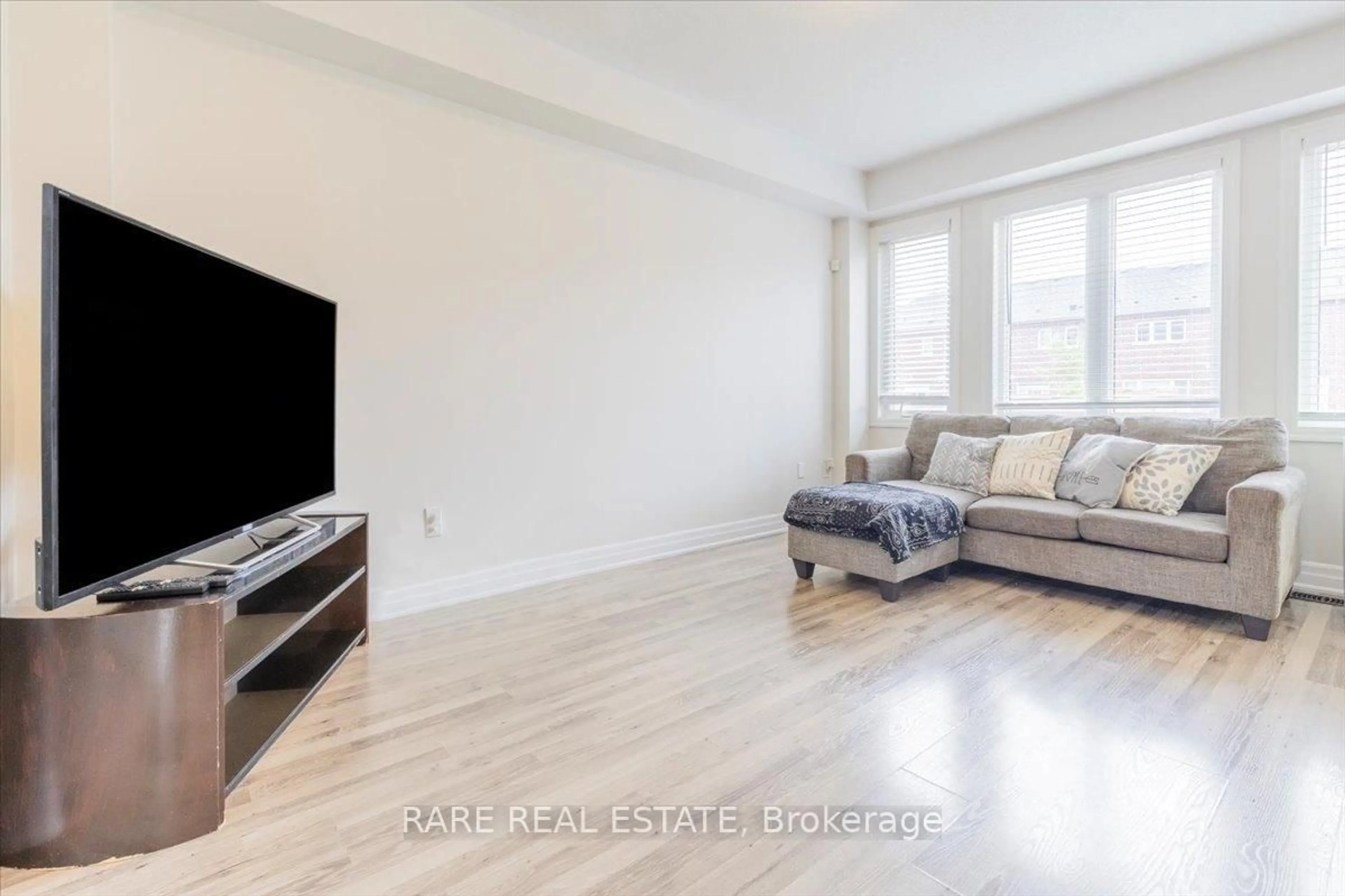 Living room with furniture, wood/laminate floor for 101 Wood Cres, Essa Ontario L3W 0M5