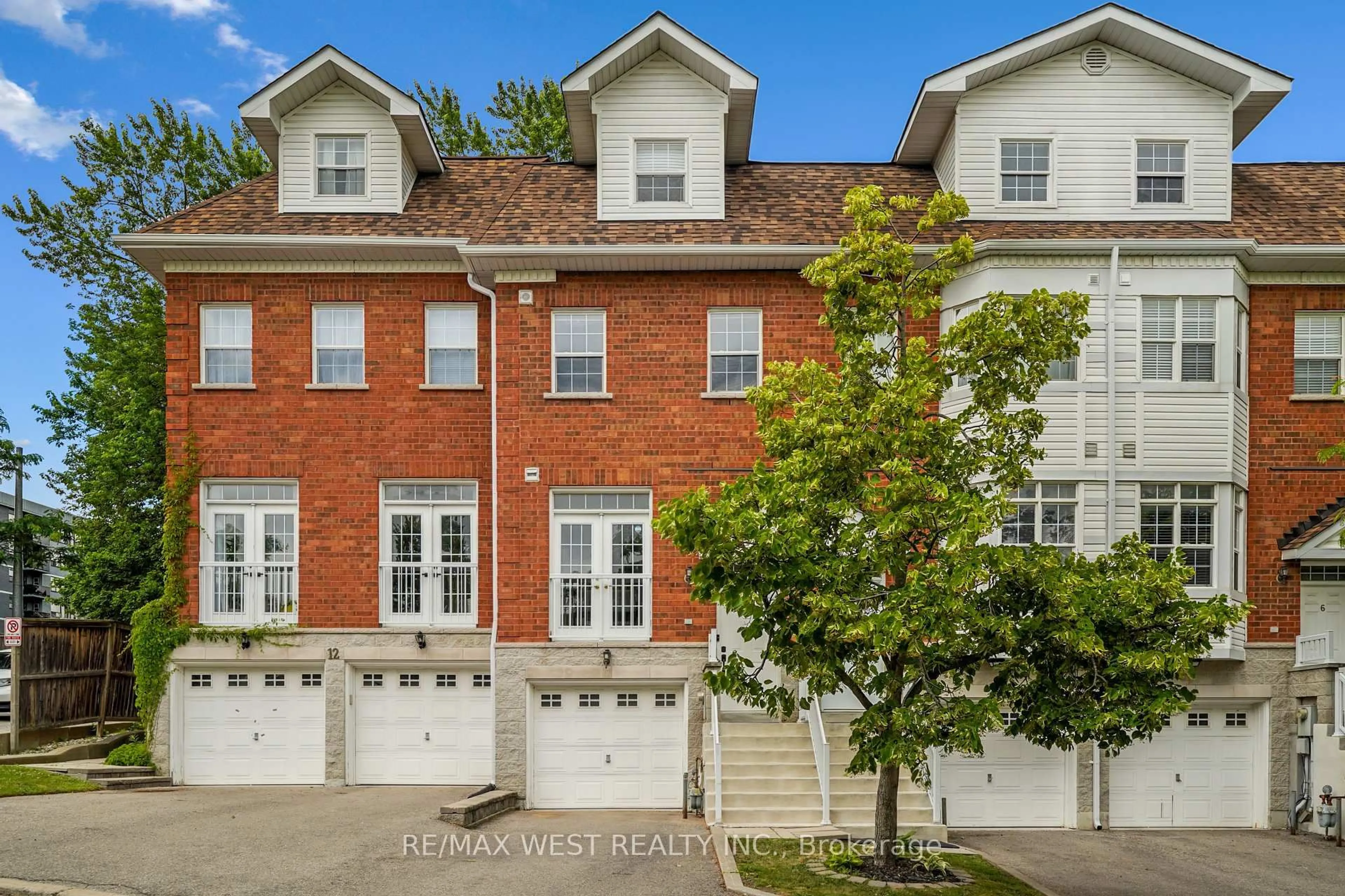 Home with brick exterior material, street for 10 Loring Doolittle Crt, Aurora Ontario L4G 7Y8