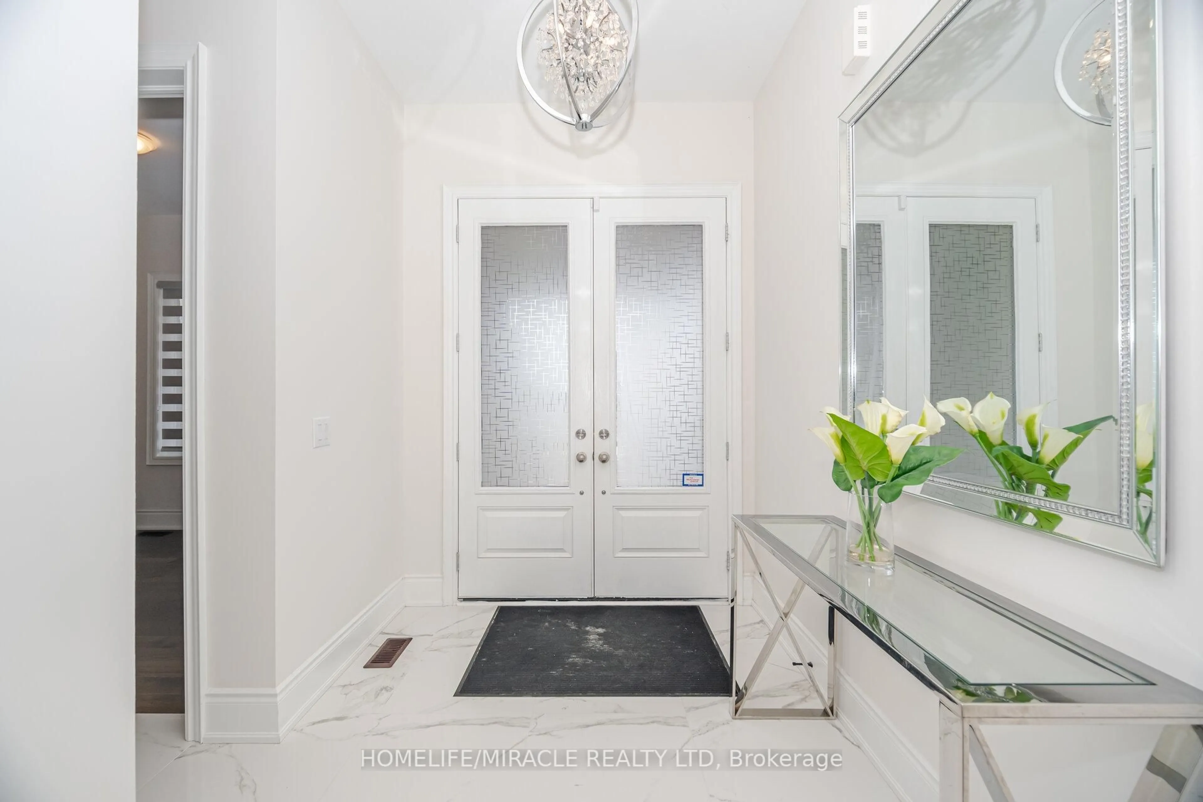 Indoor entryway for 103 Petal Ave, East Gwillimbury Ontario L0J 1C0