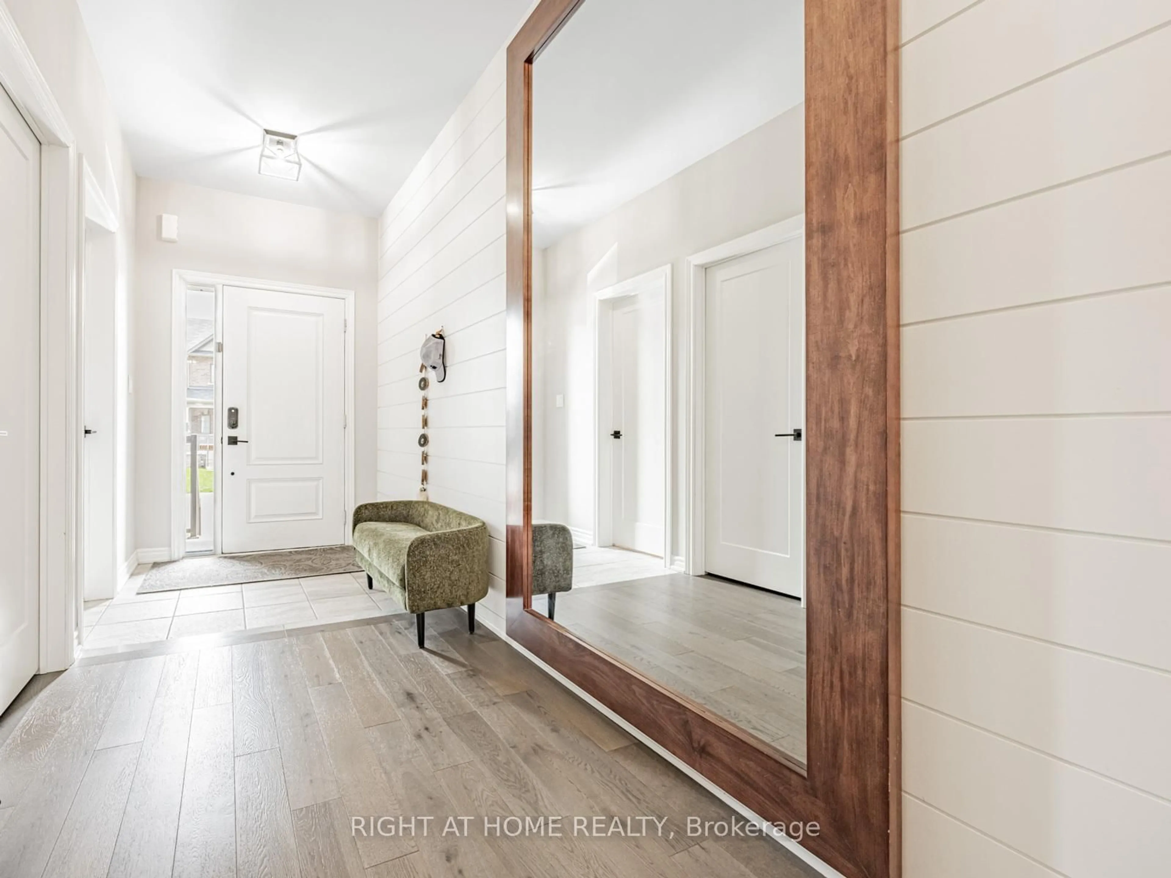 Indoor entryway for 7 Harry Thornton Lane, Uxbridge Ontario L9P 0E9