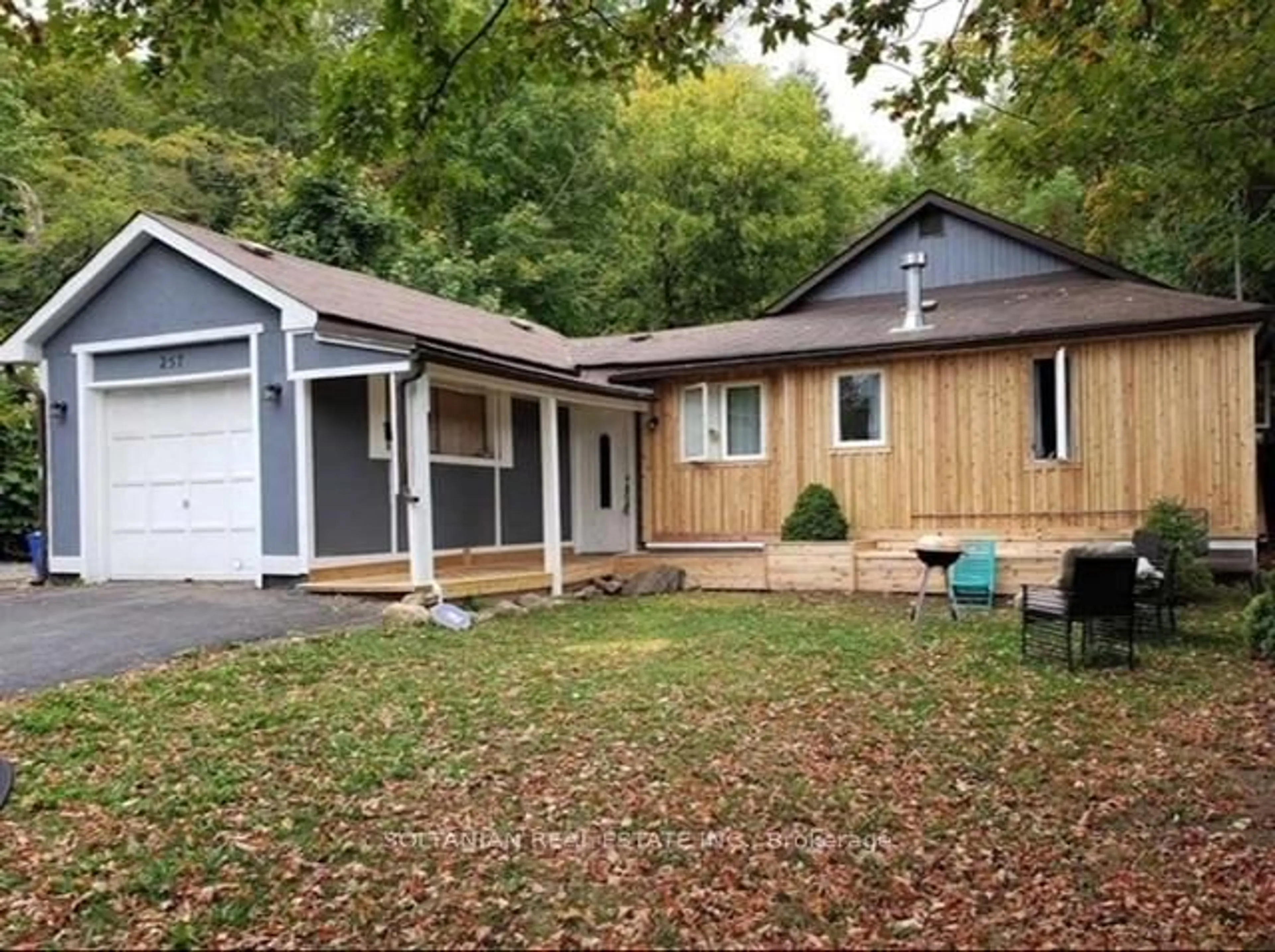 Home with vinyl exterior material, street for 257 Parkwood Ave, Georgina Ontario L4P 2X2